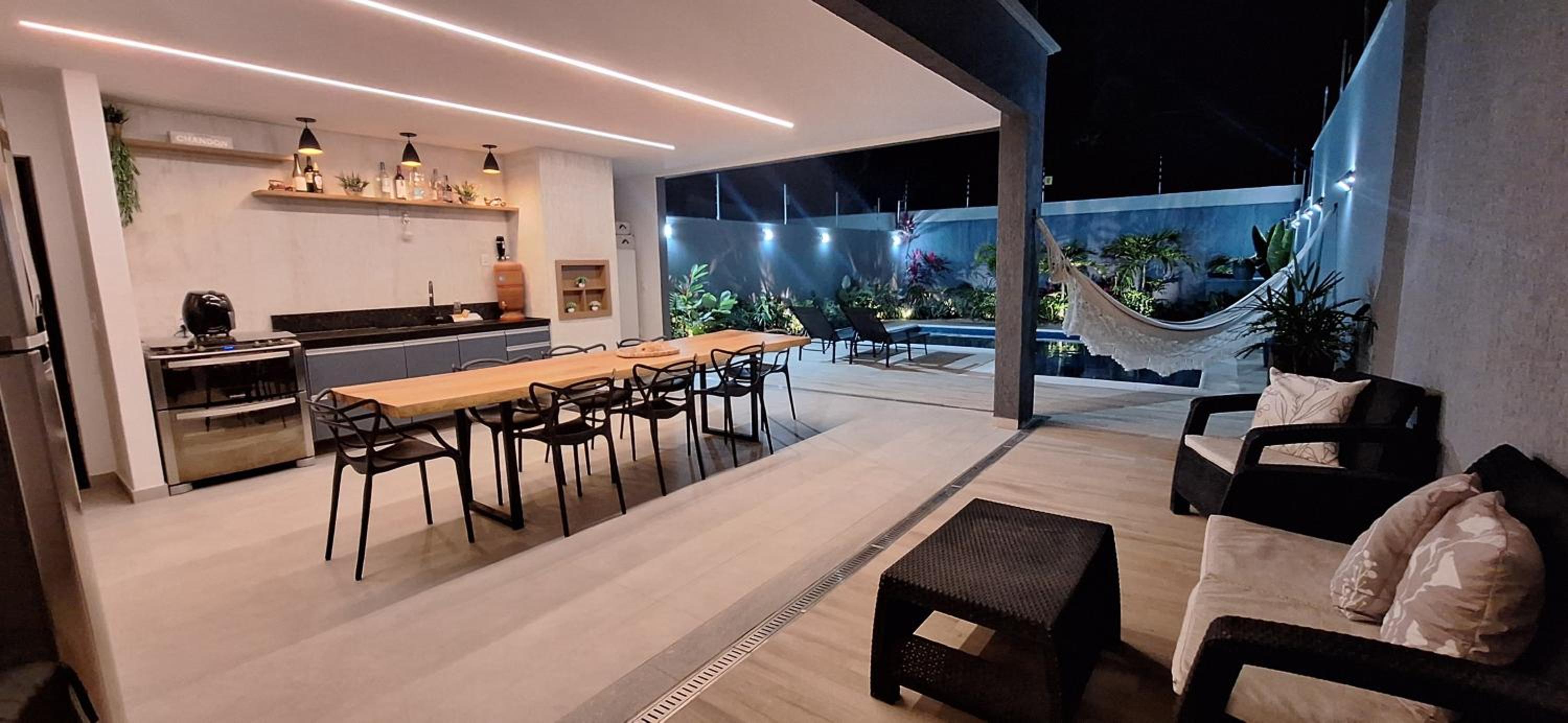 Suíte tripla com vista piscina em casa familiar de luxo em Itaipu