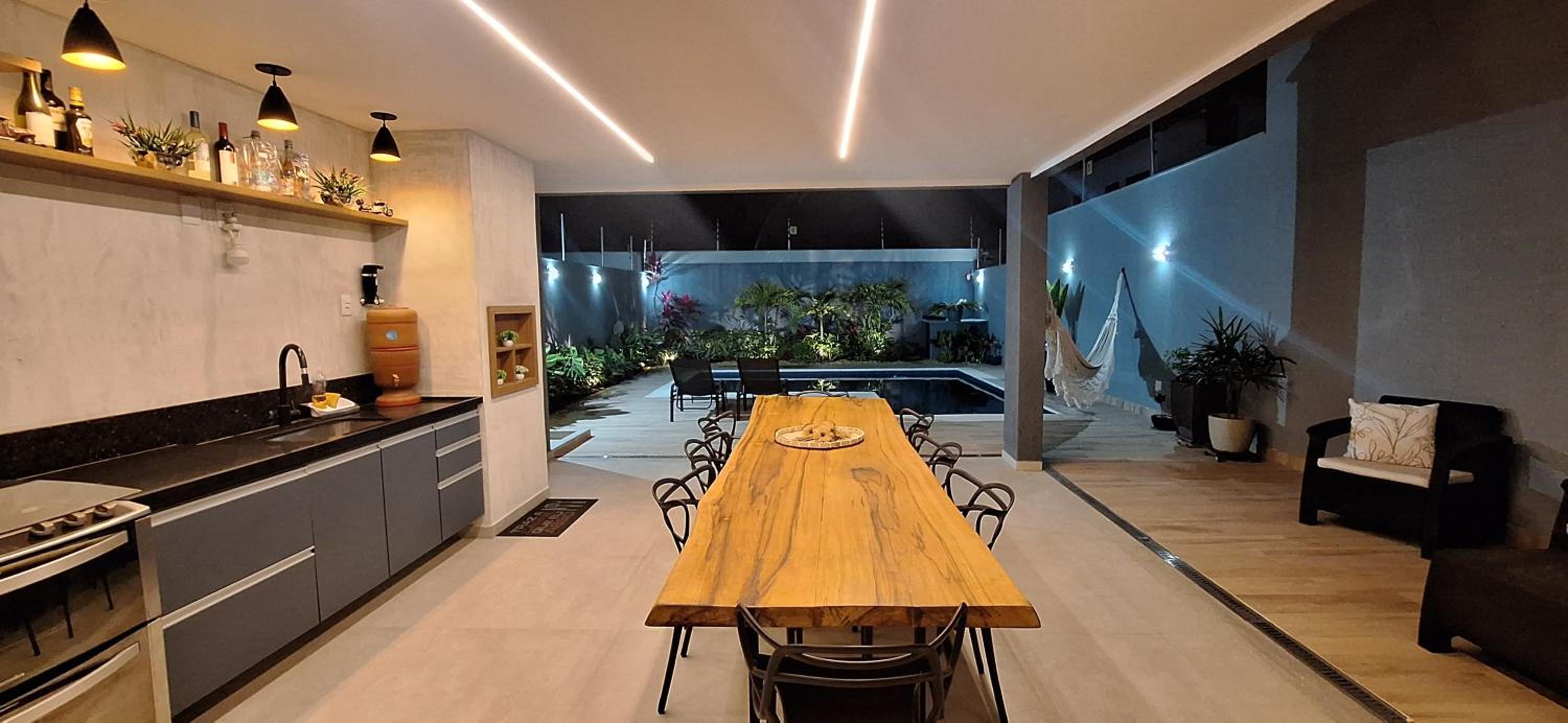 Suíte tripla com vista piscina em casa familiar de luxo em Itaipu