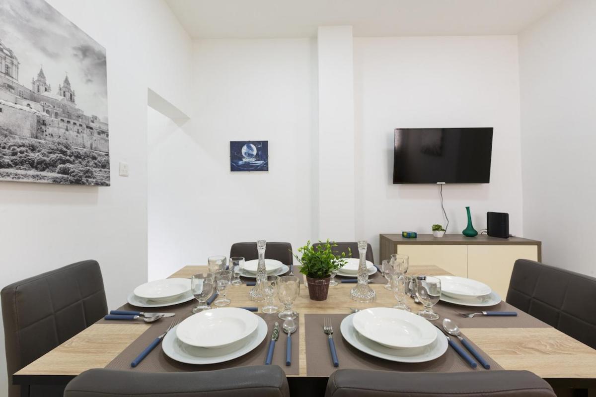 Sliema 2-bedroom apartment, 2 min by the sea