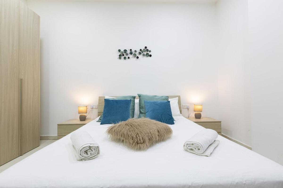 Sliema 2-bedroom apartment, 2 min by the sea