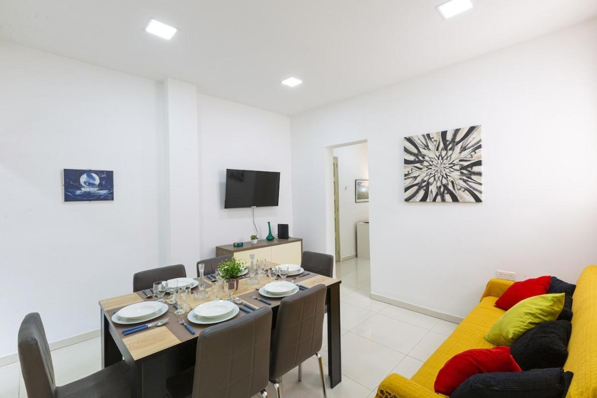 Sliema 2-bedroom apartment, 2 min by the sea