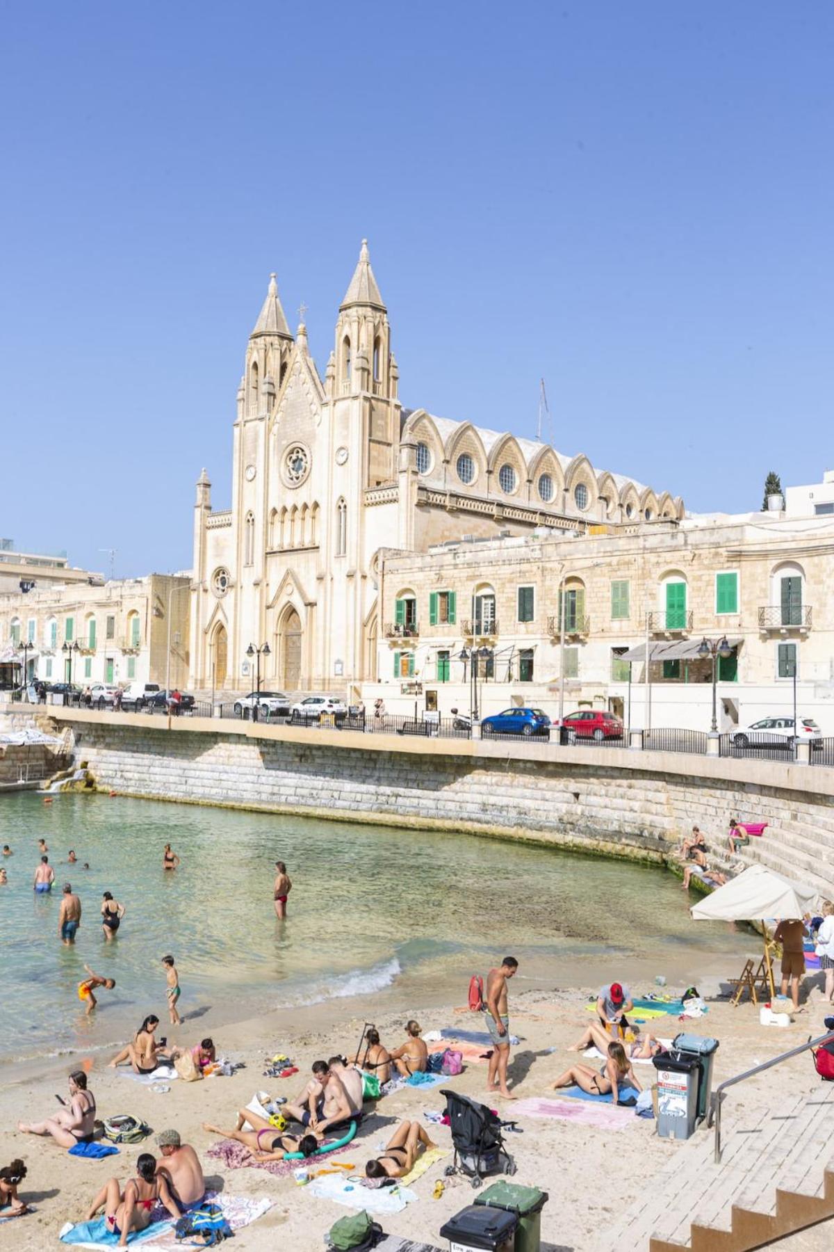 Sliema 2-bedroom apartment, 2 min by the sea