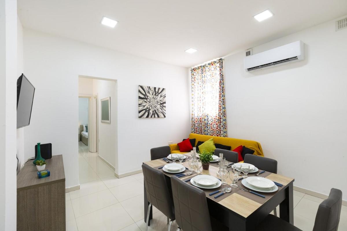 Sliema 2-bedroom apartment, 2 min by the sea