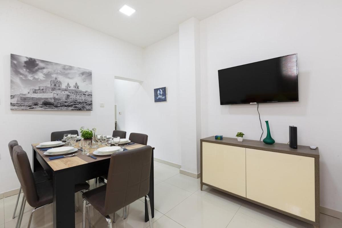 Sliema 2-bedroom apartment, 2 min by the sea