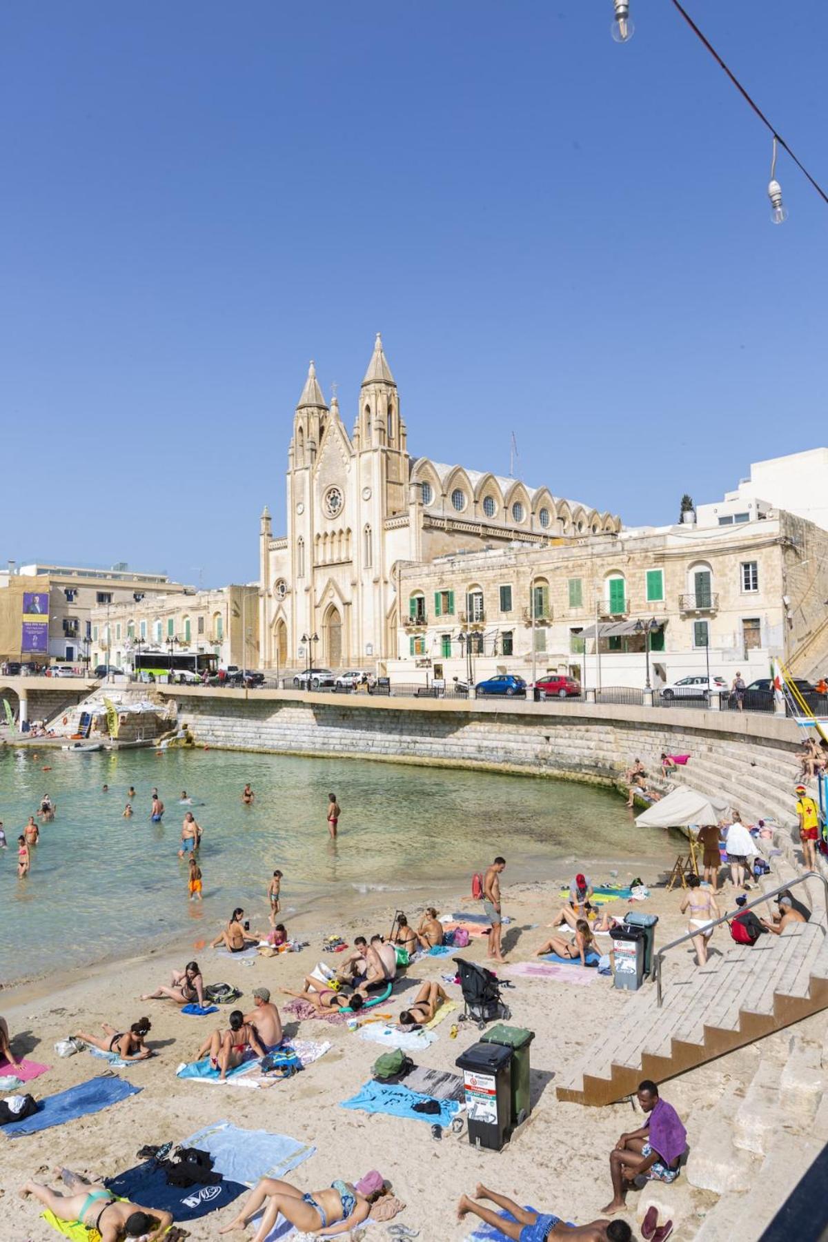 Sliema 2-bedroom apartment, 2 min by the sea