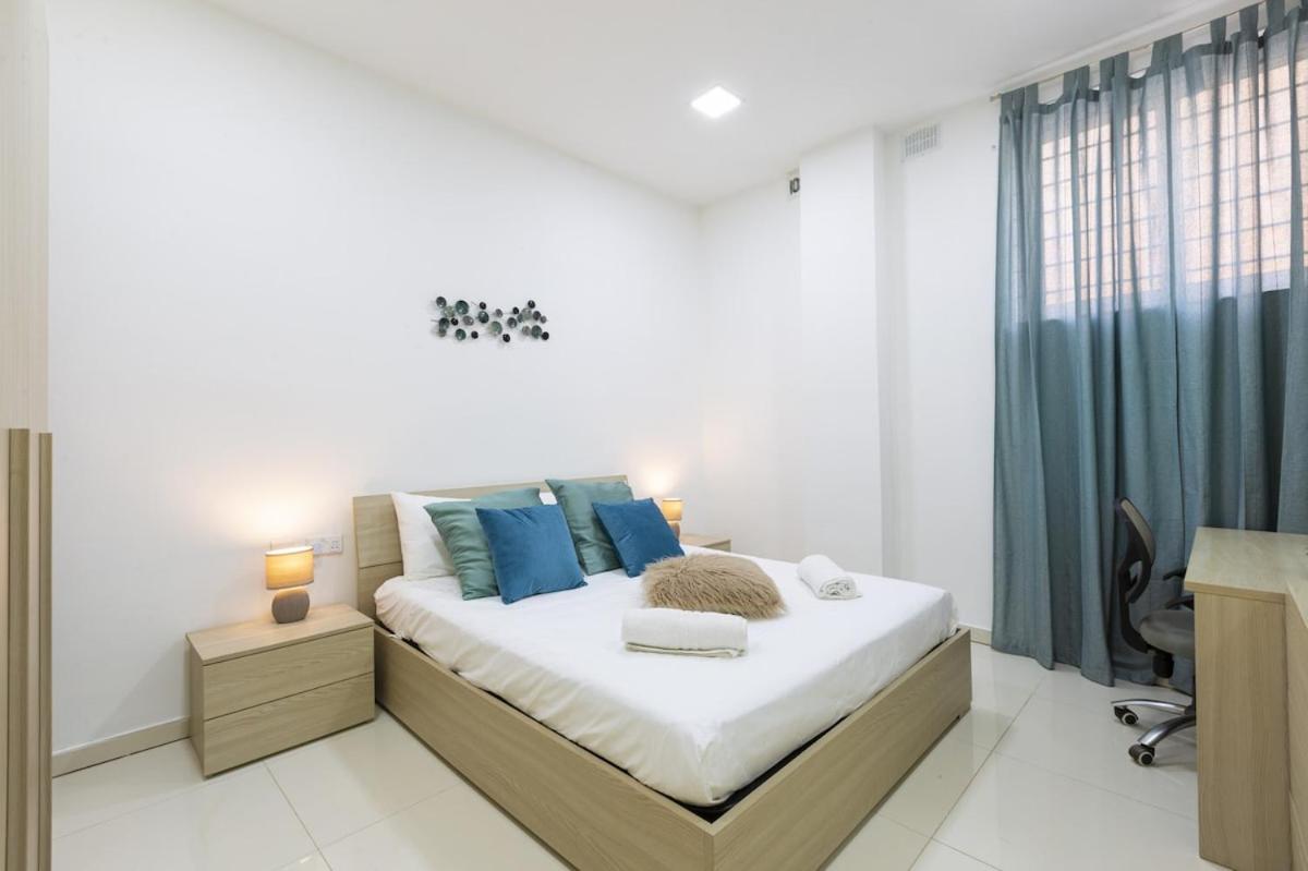 Sliema 2-bedroom apartment, 2 min by the sea