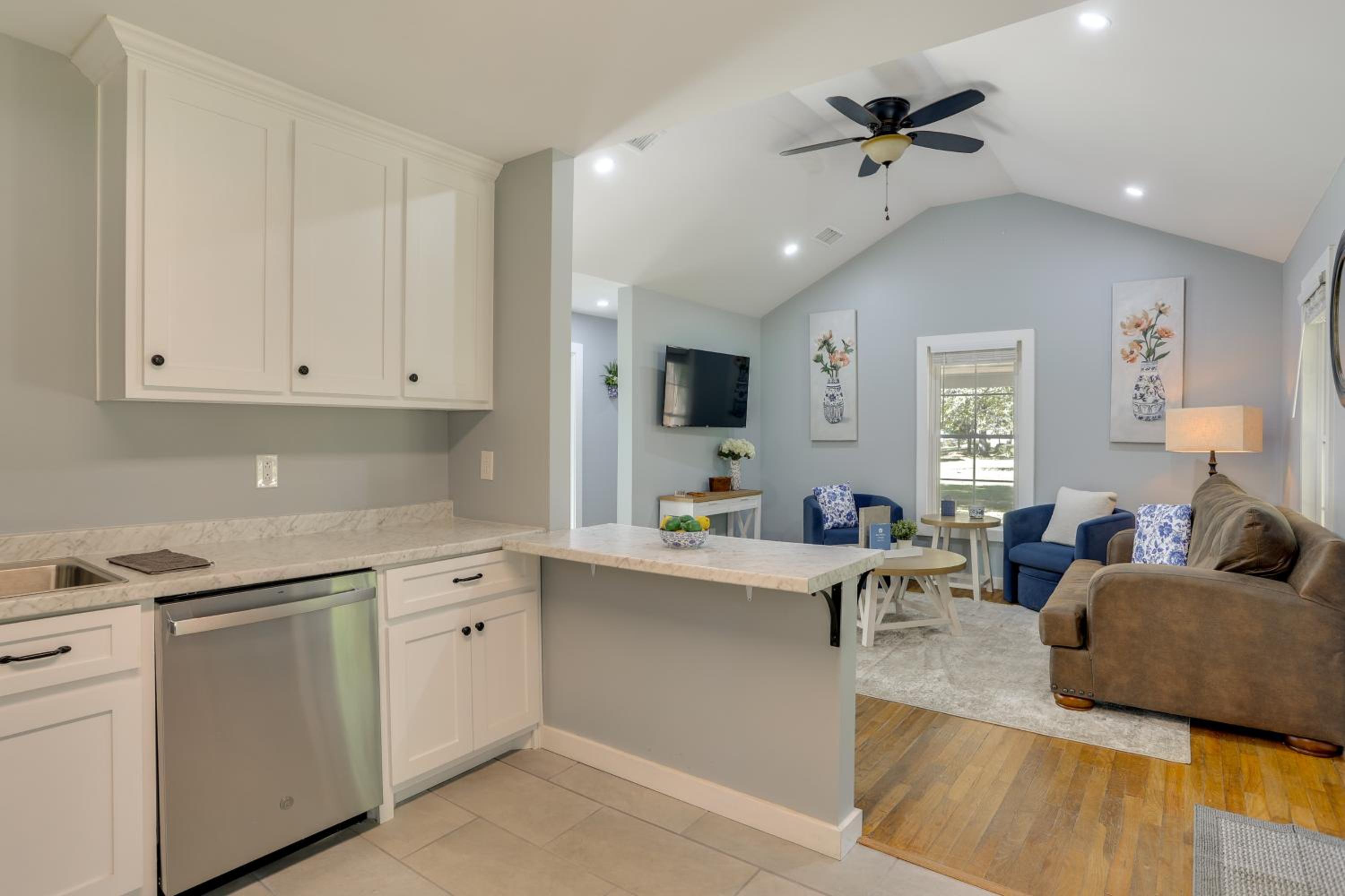 10 Mi to Tennessee River Blue Willow-Themed Home