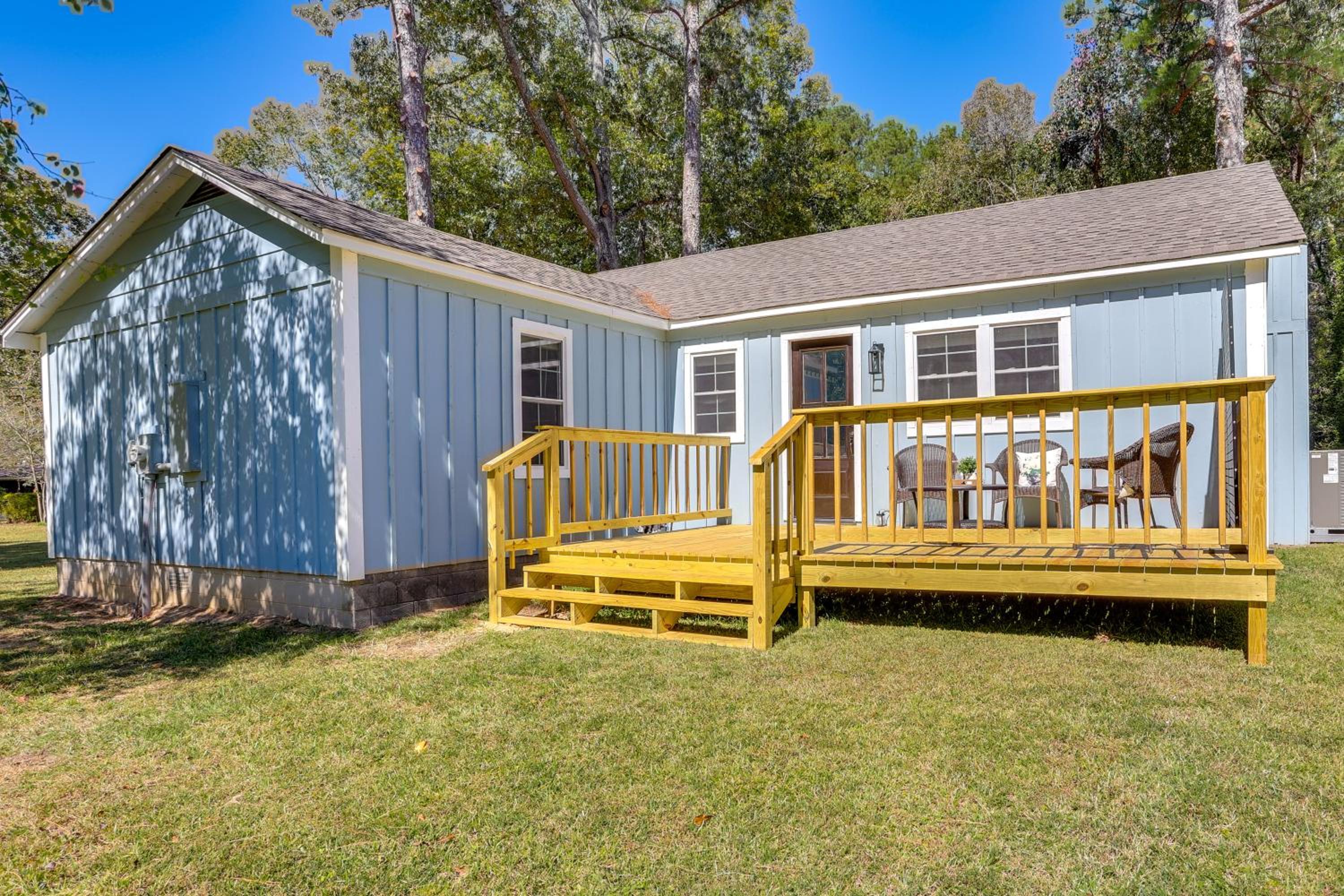 10 Mi to Tennessee River Blue Willow-Themed Home