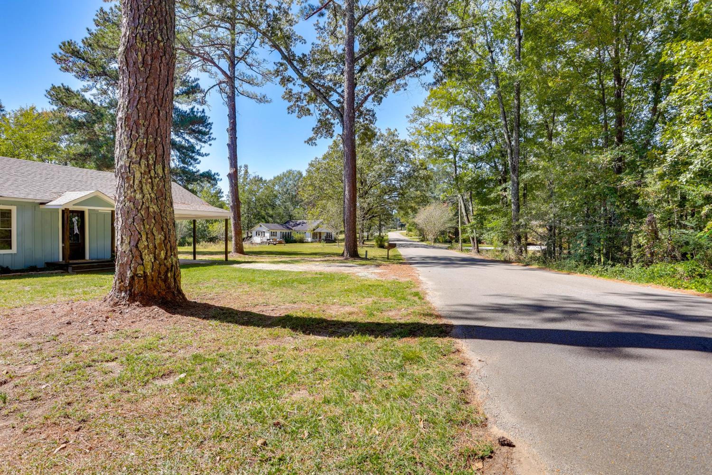 10 Mi to Tennessee River Blue Willow-Themed Home
