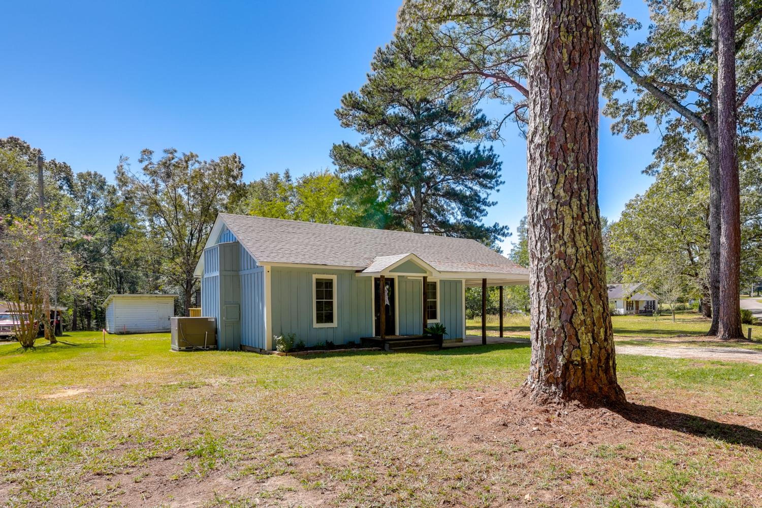10 Mi to Tennessee River Blue Willow-Themed Home