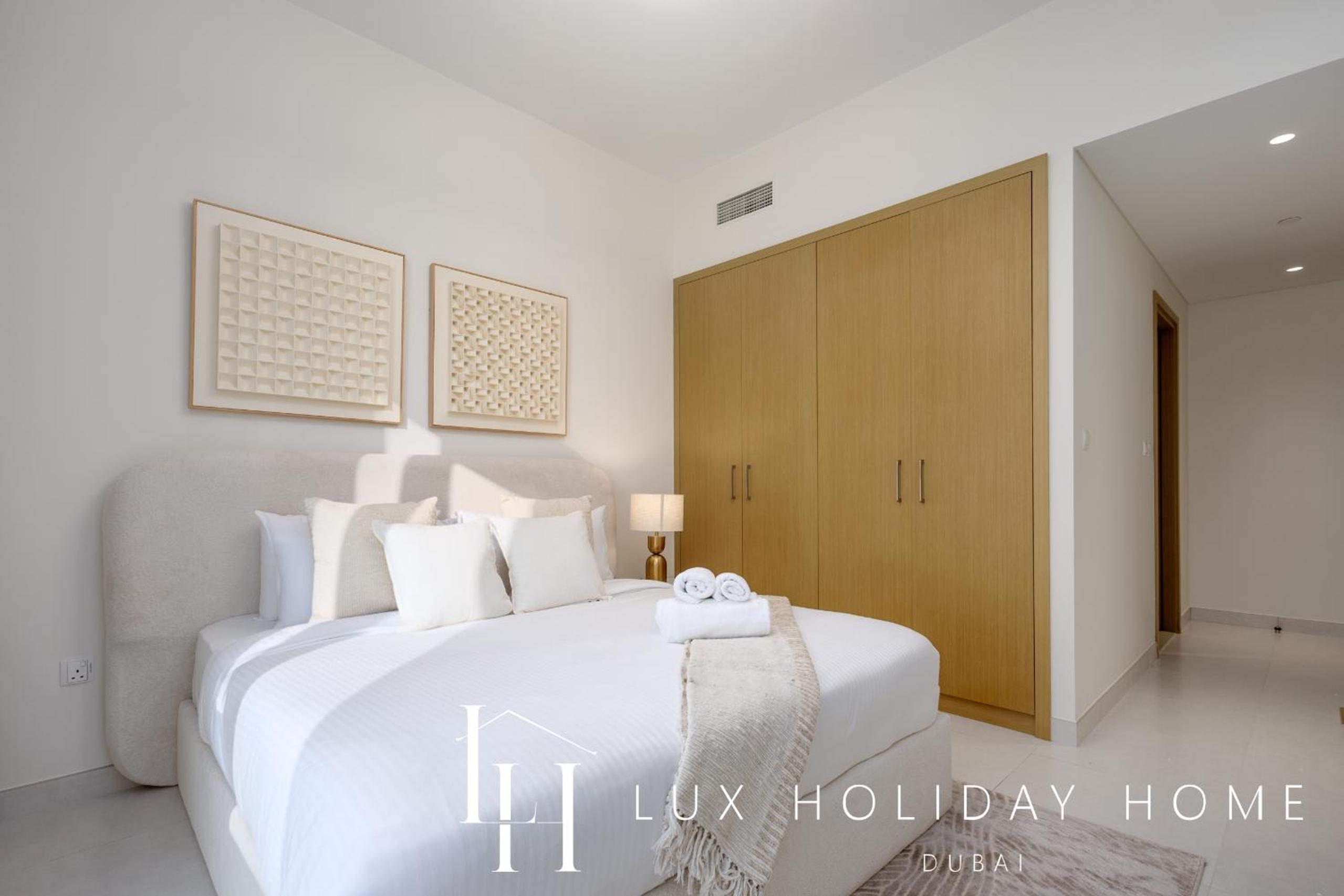LUX The Creekside Skyline View Suite