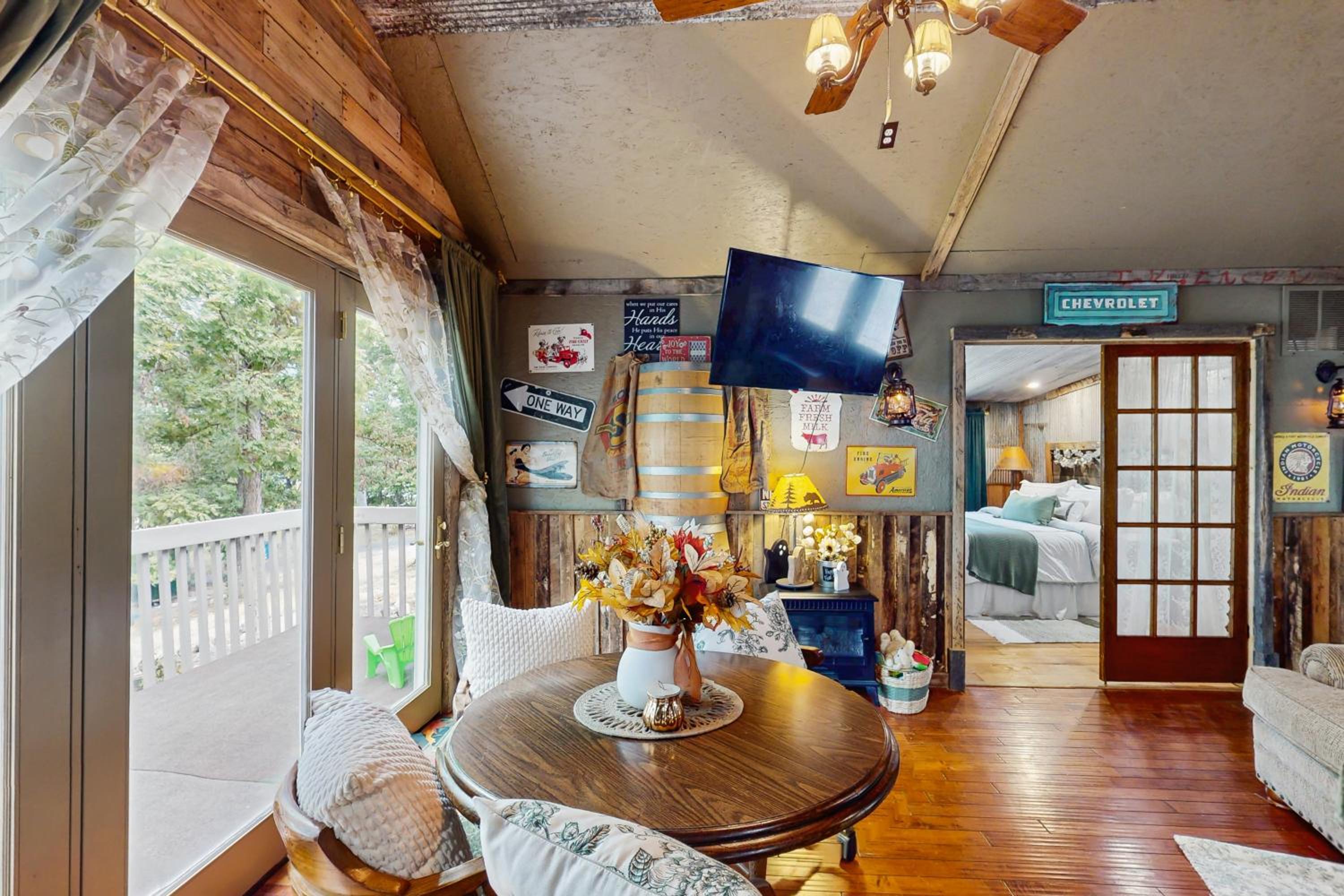 Walk to Trails and Fishing Spots! Lake Ozark Escape