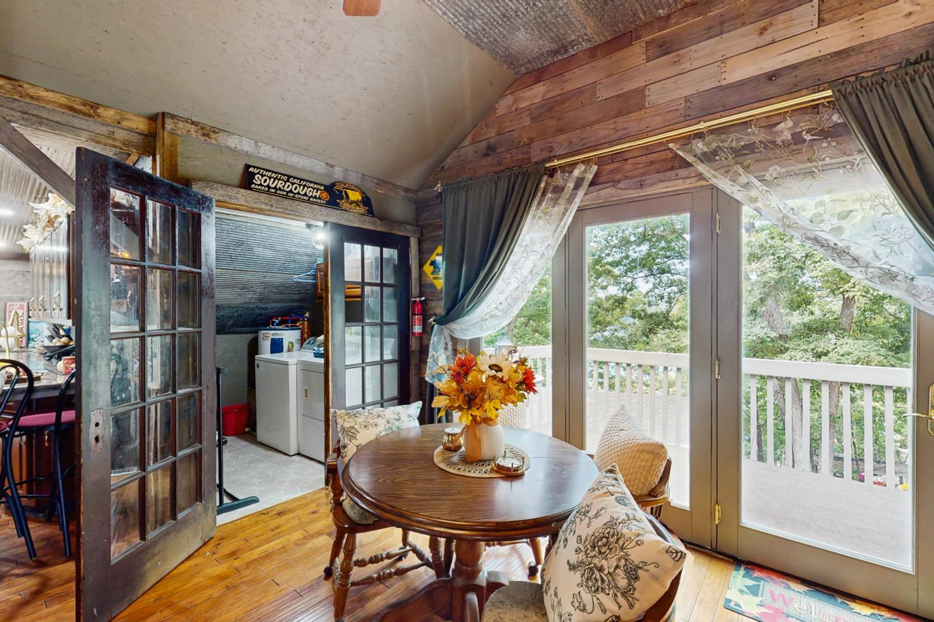 Walk to Trails and Fishing Spots! Lake Ozark Escape