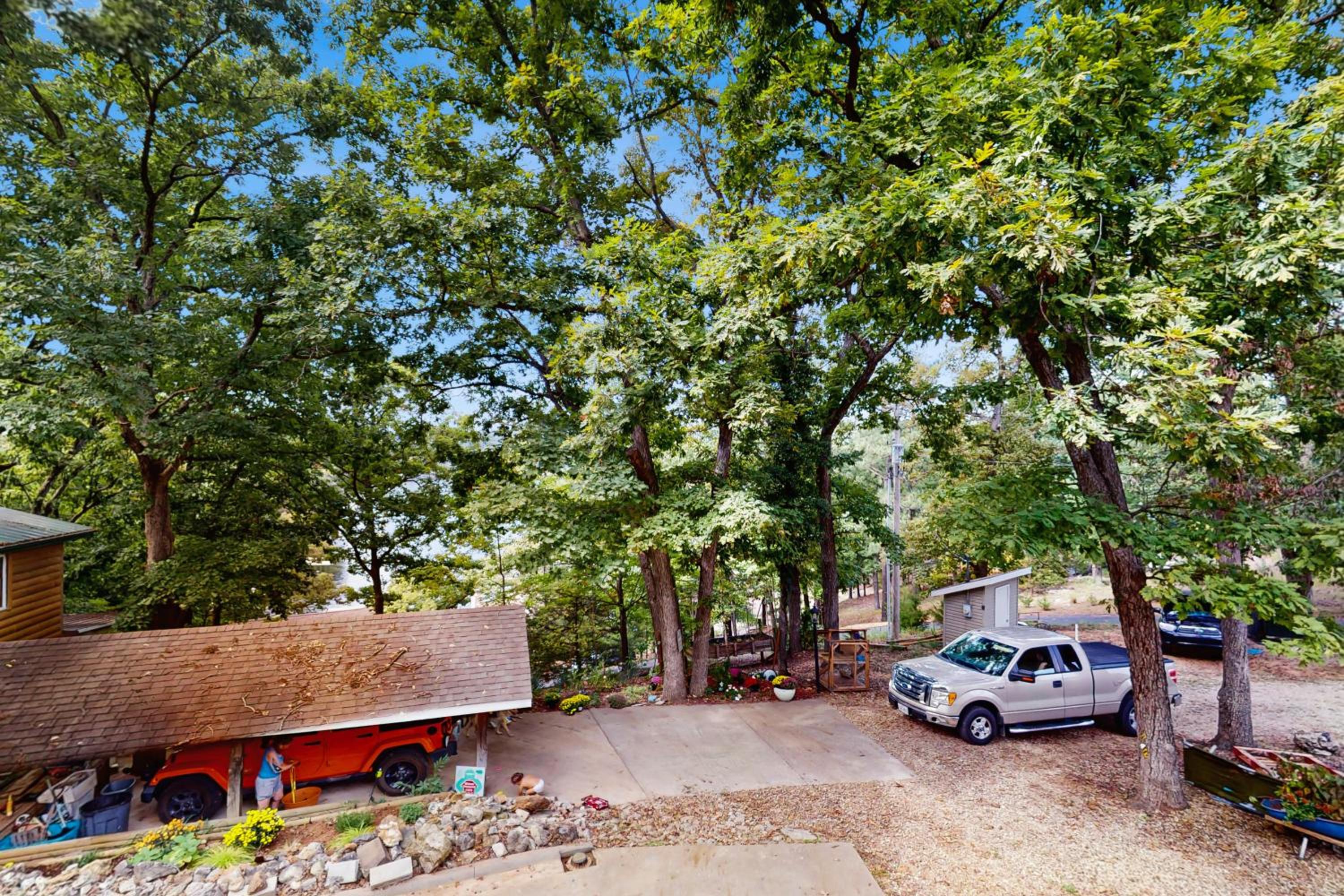 Walk to Trails and Fishing Spots! Lake Ozark Escape