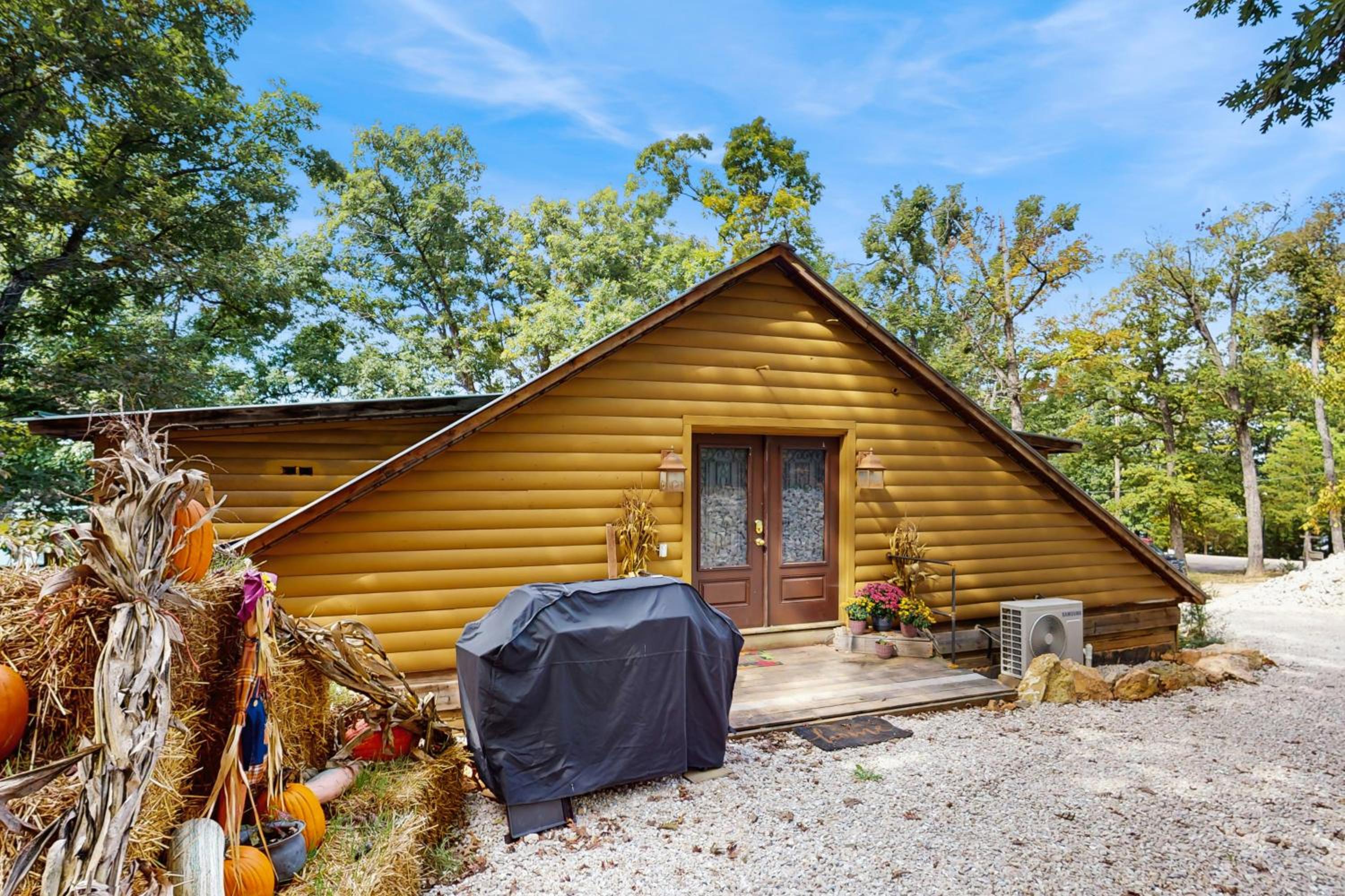 Walk to Trails and Fishing Spots! Lake Ozark Escape