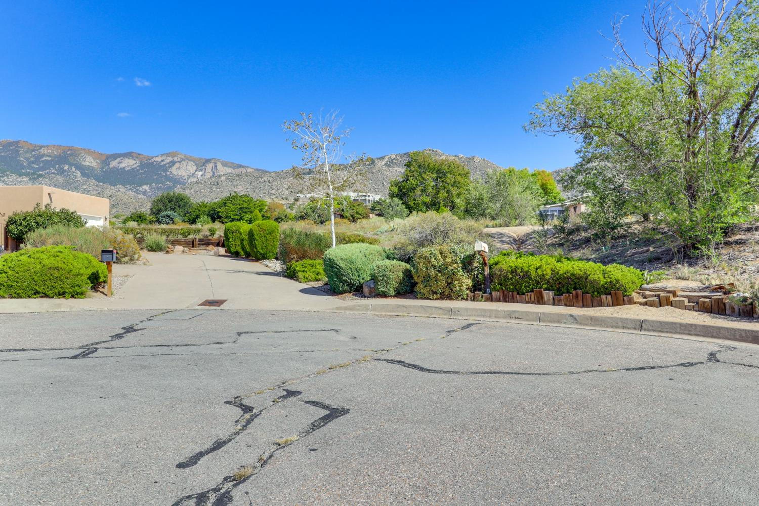 Sandia Foothills Access! Townhome 5 Mi to Uptown