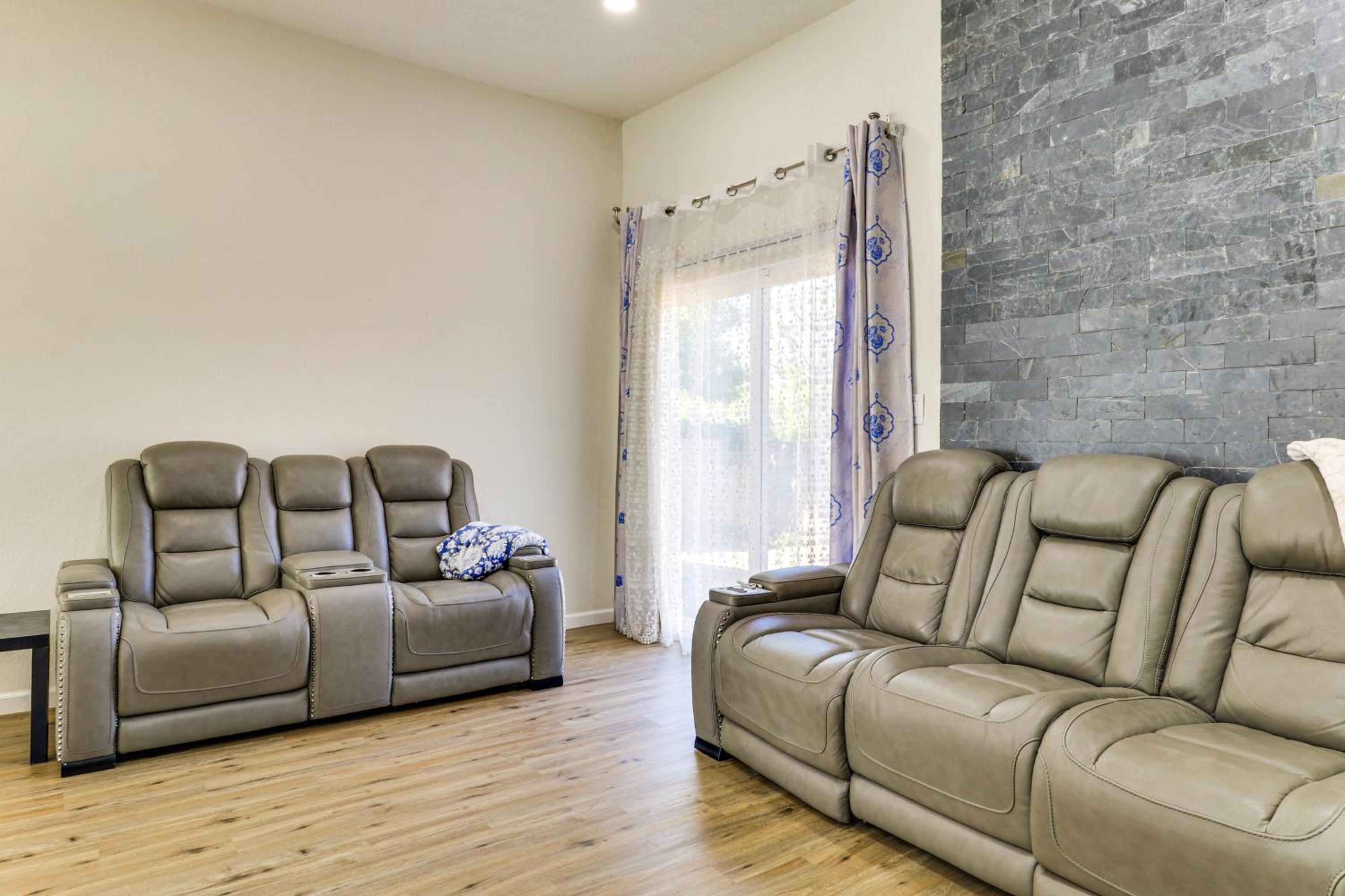 Sandia Foothills Access! Townhome 5 Mi to Uptown
