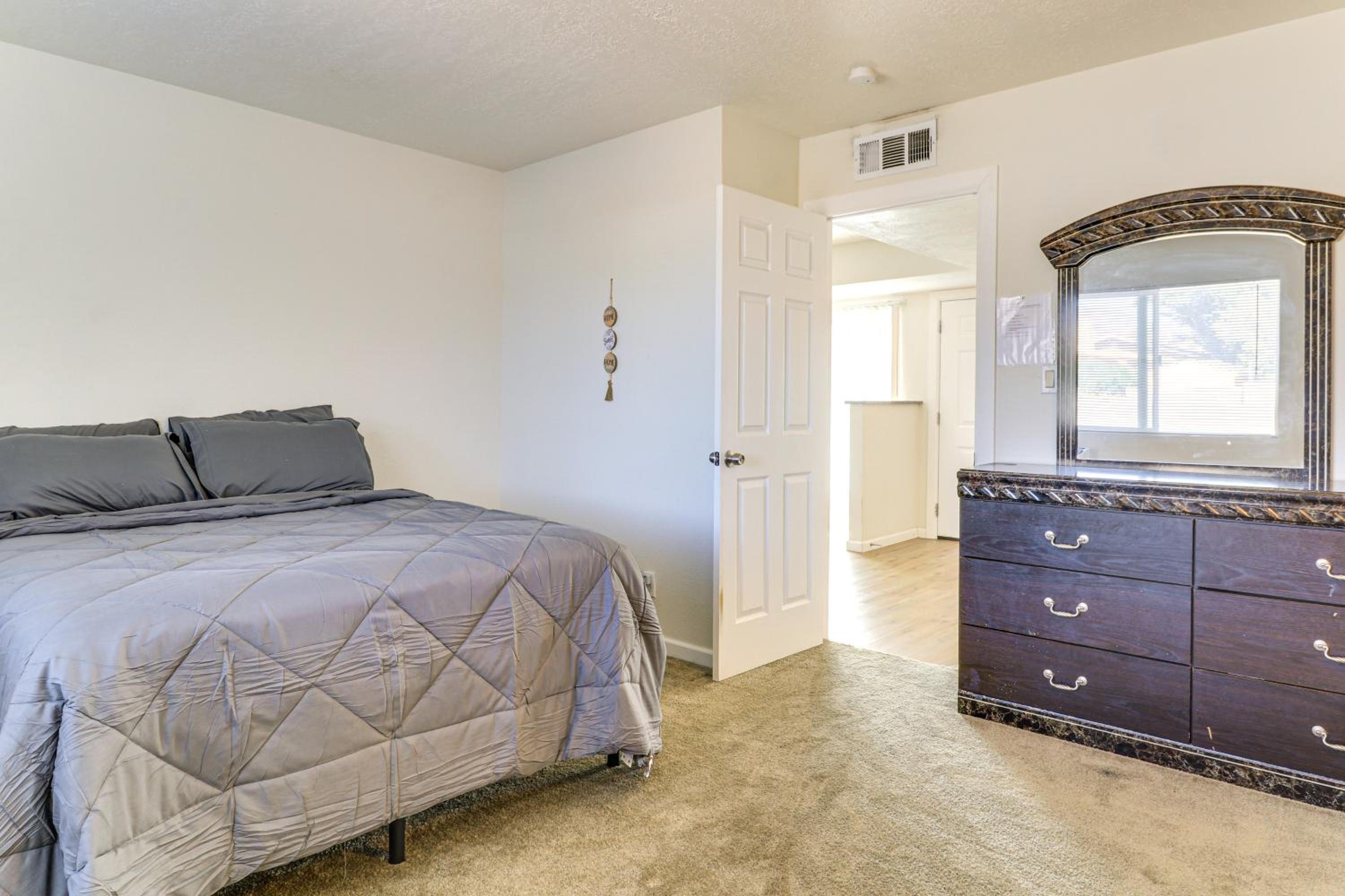 Sandia Foothills Access! Townhome 5 Mi to Uptown