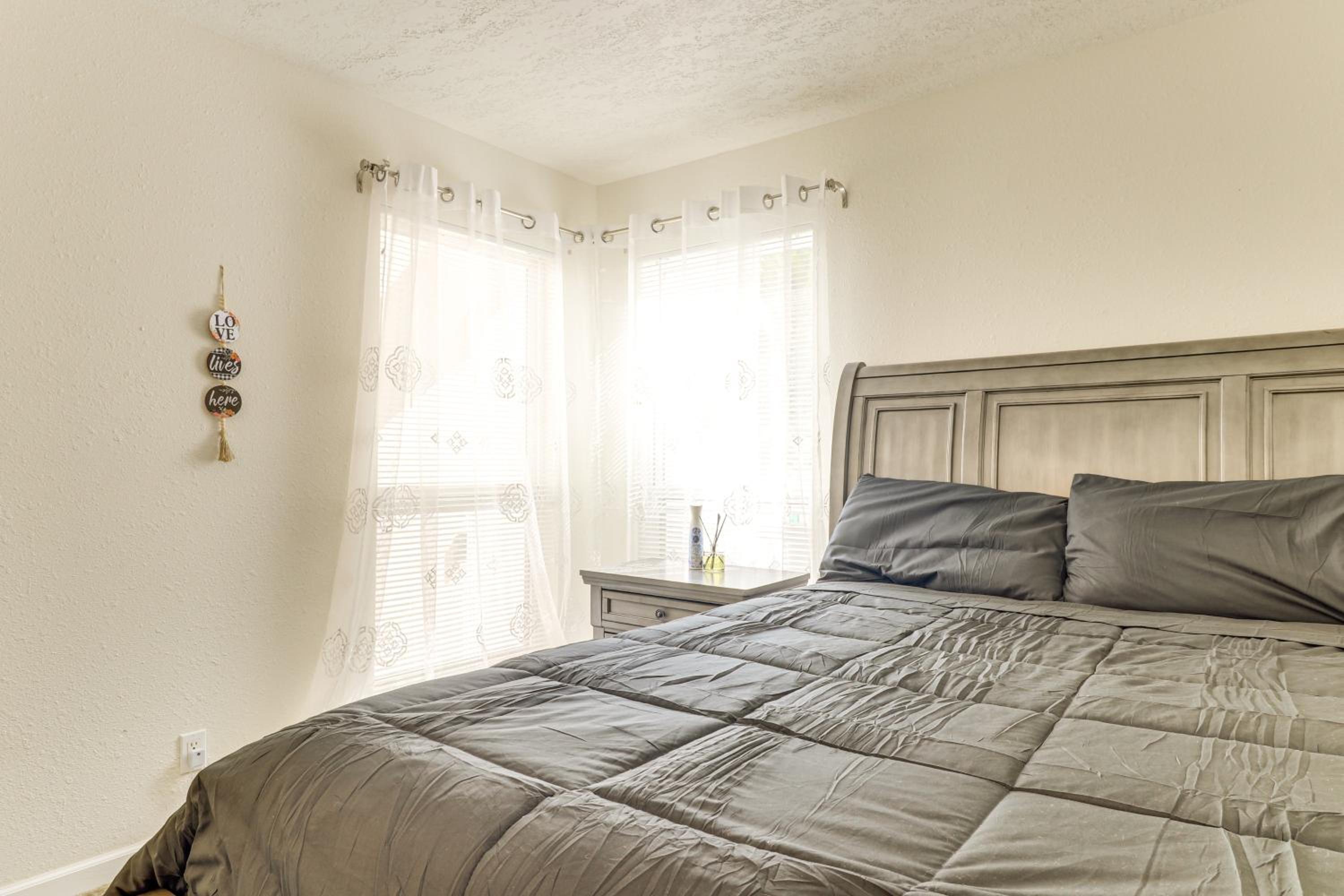 Sandia Foothills Access! Townhome 5 Mi to Uptown