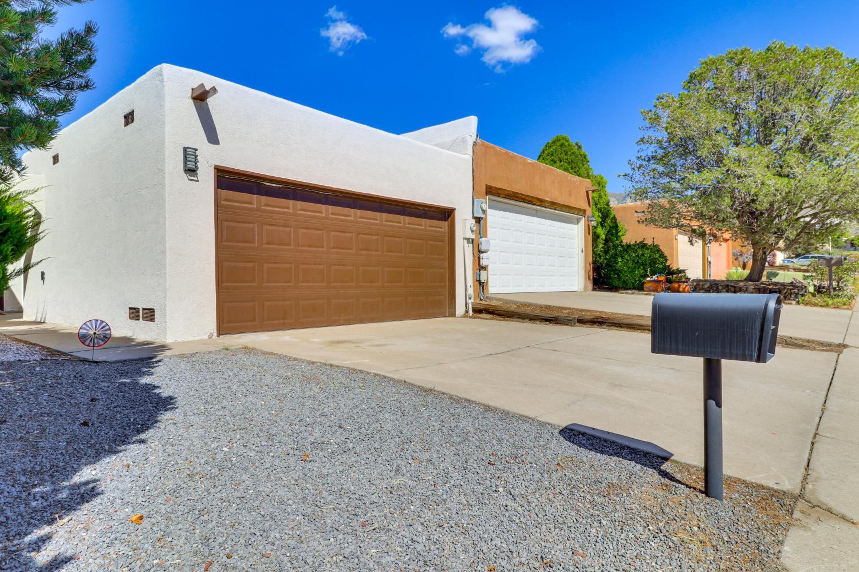 Sandia Foothills Access! Townhome 5 Mi to Uptown