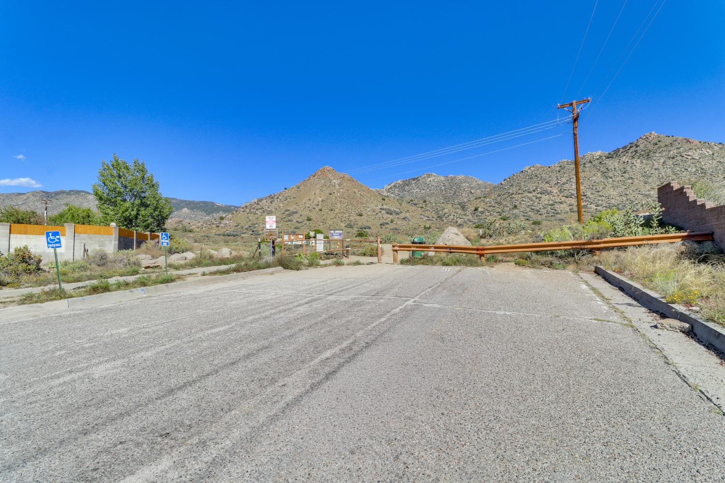 Sandia Foothills Access! Townhome 5 Mi to Uptown