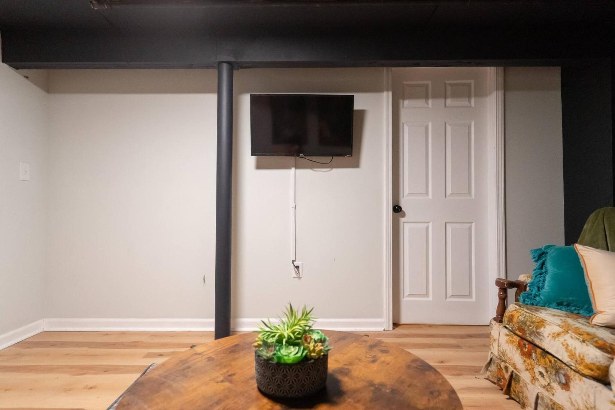 2bd/1ba Private Basement Apt, Quiet Neighborhood