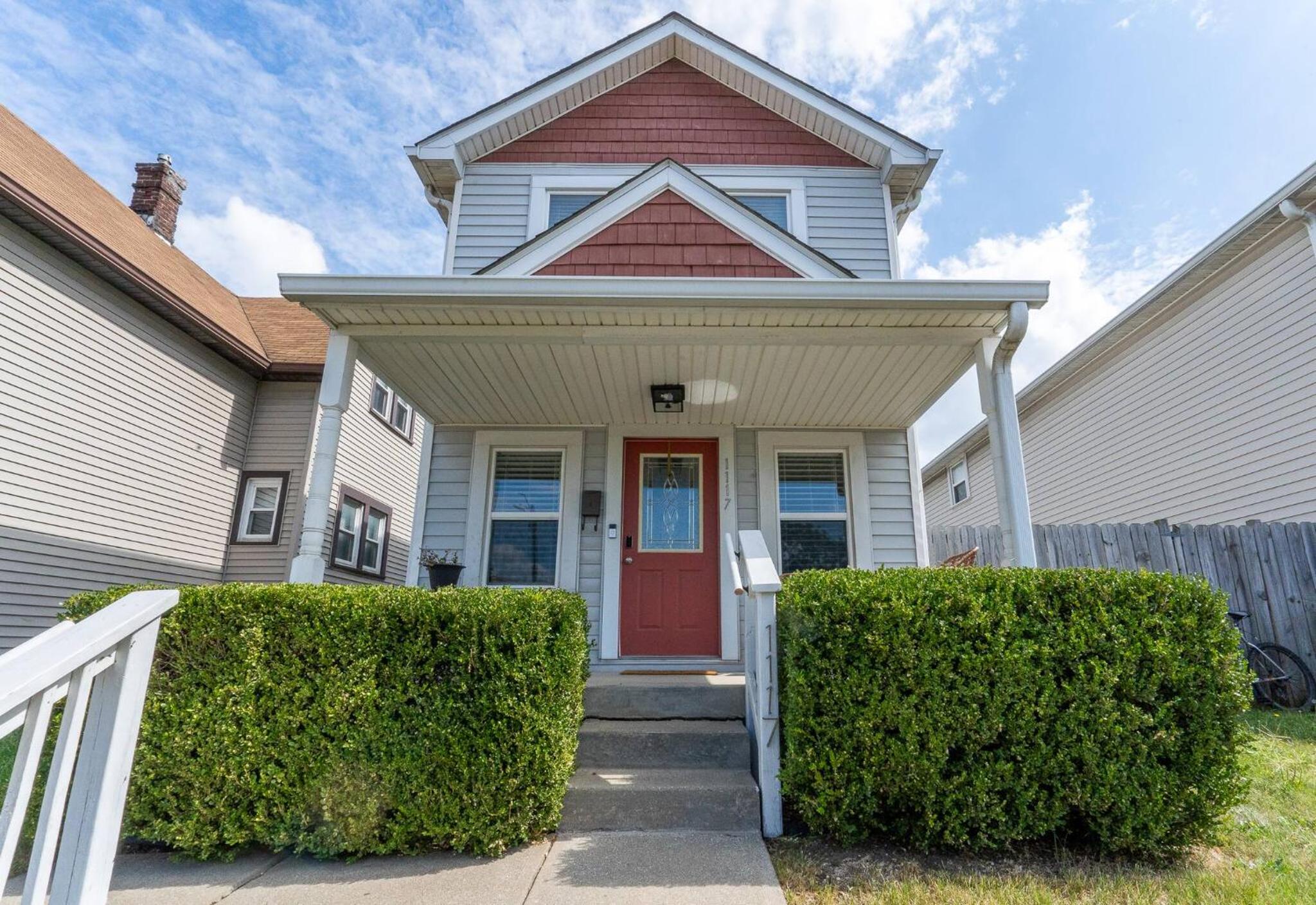 Capitol House - 3 Bed 1 Full and 1 Half Bath, Pet Friendly with Hot Tub walk to Lucas Oil Stadium