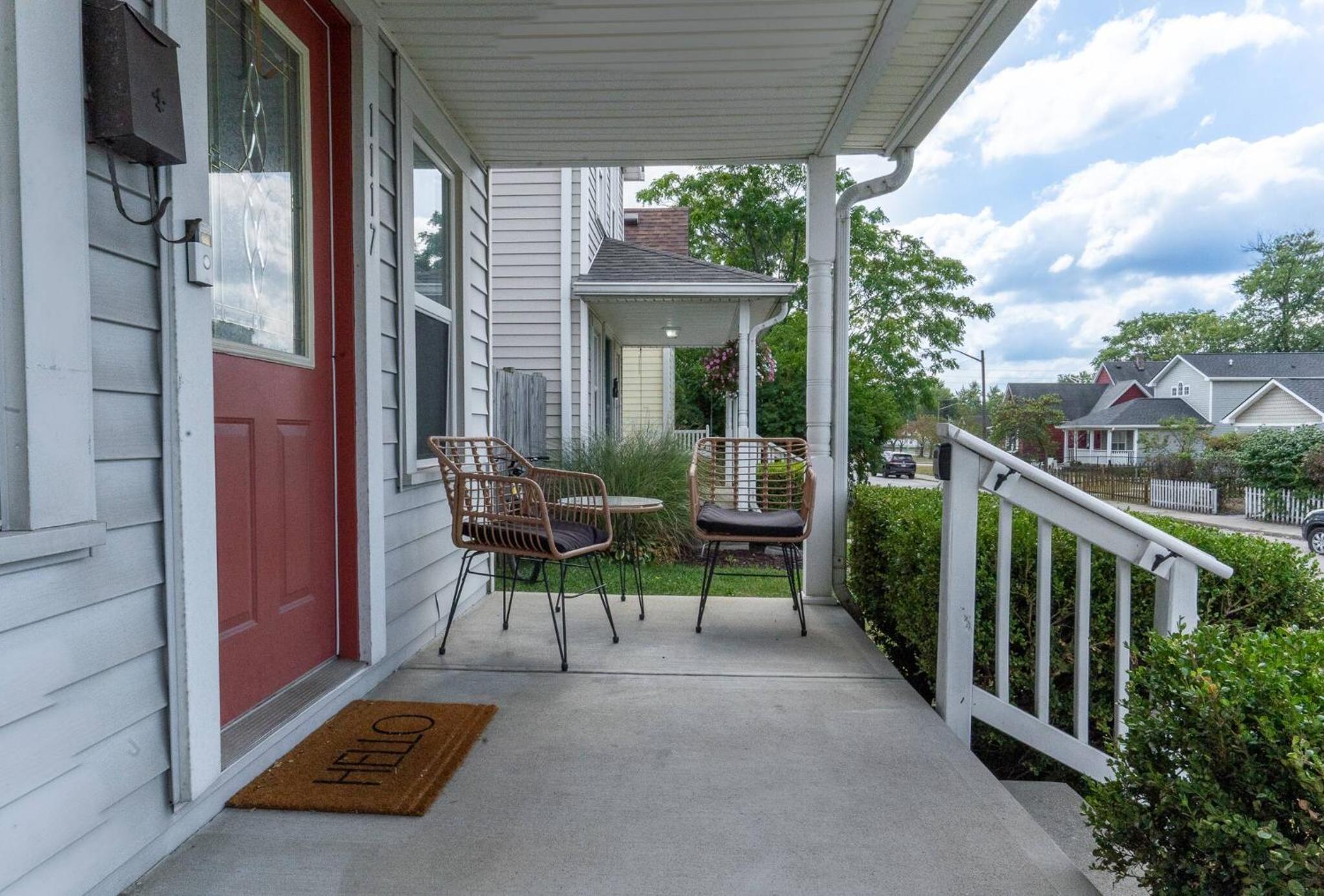 Capitol House - 3 Bed 1 Full and 1 Half Bath, Pet Friendly with Hot Tub walk to Lucas Oil Stadium