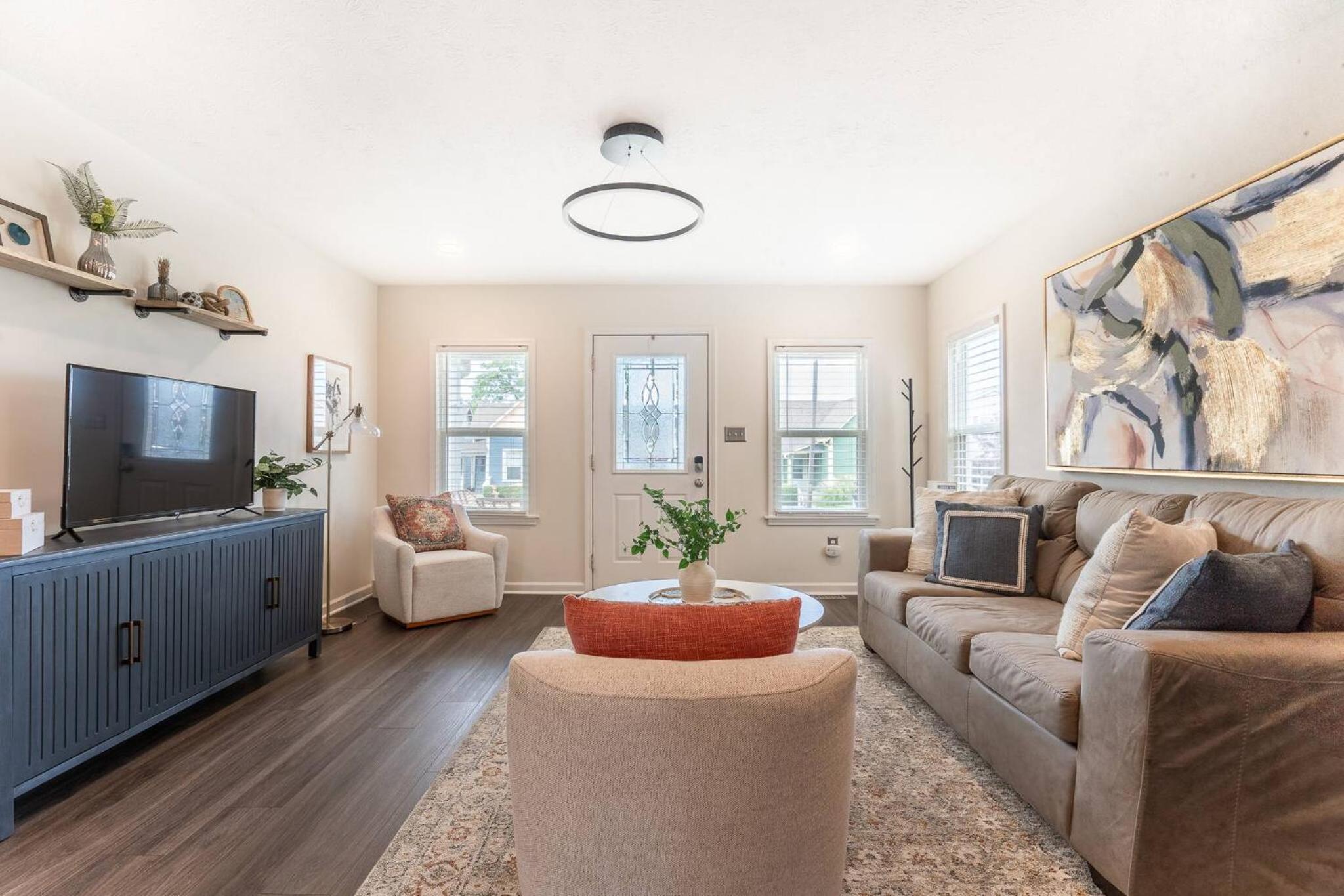 Capitol House - 3 Bed 1 Full and 1 Half Bath, Pet Friendly with Hot Tub walk to Lucas Oil Stadium