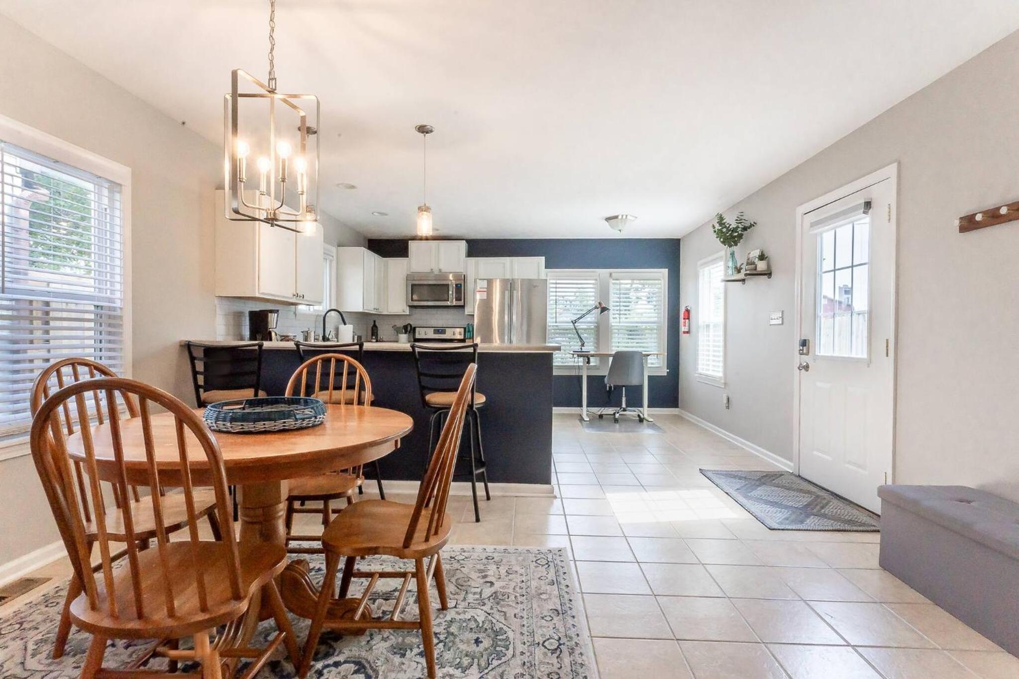 Capitol House - 3 Bed 1 Full and 1 Half Bath, Pet Friendly with Hot Tub walk to Lucas Oil Stadium