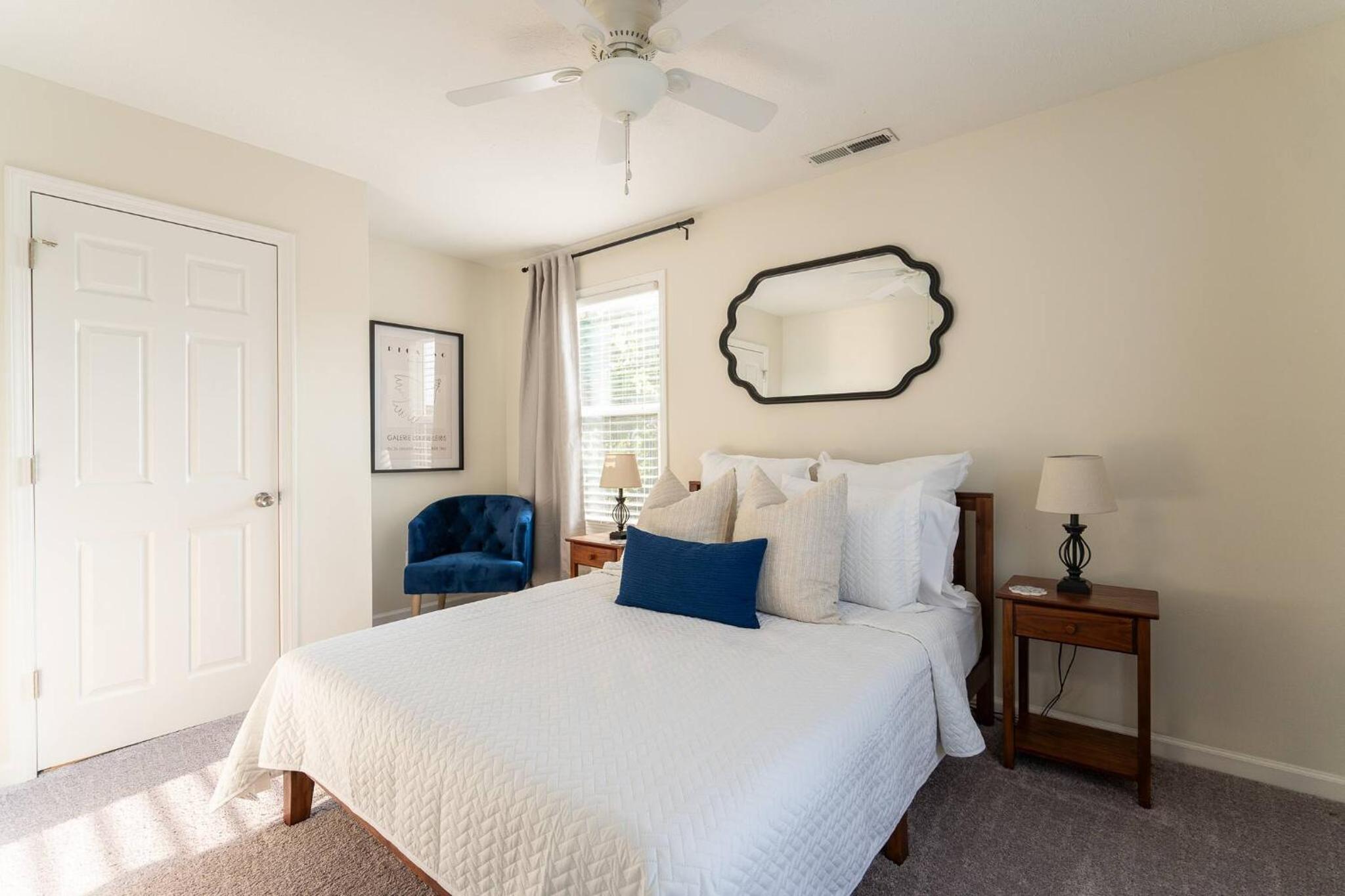 Capitol House - 3 Bed 1 Full and 1 Half Bath, Pet Friendly with Hot Tub walk to Lucas Oil Stadium