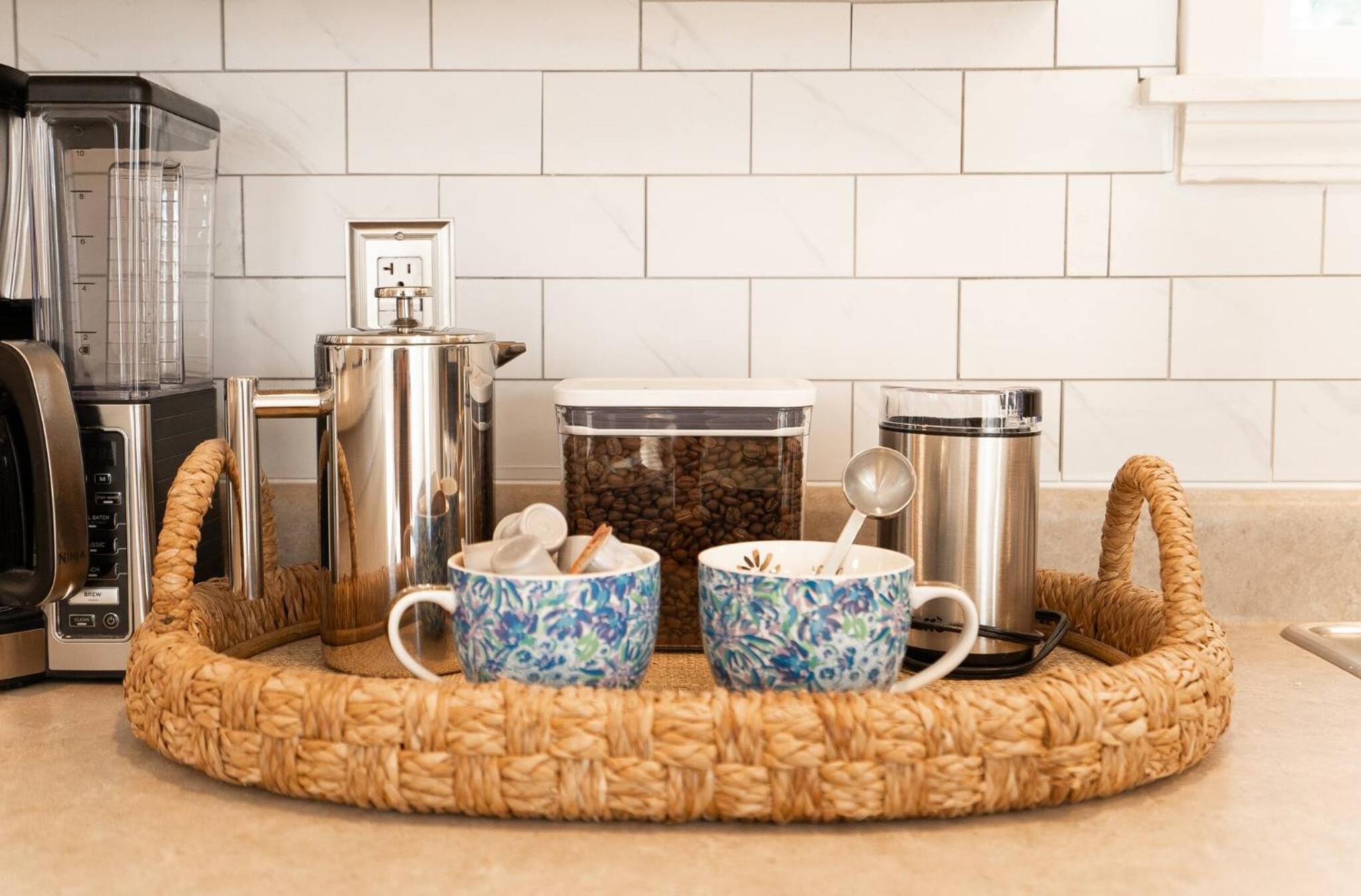 Capitol House - 3 Bed 1 Full and 1 Half Bath, Pet Friendly with Hot Tub walk to Lucas Oil Stadium