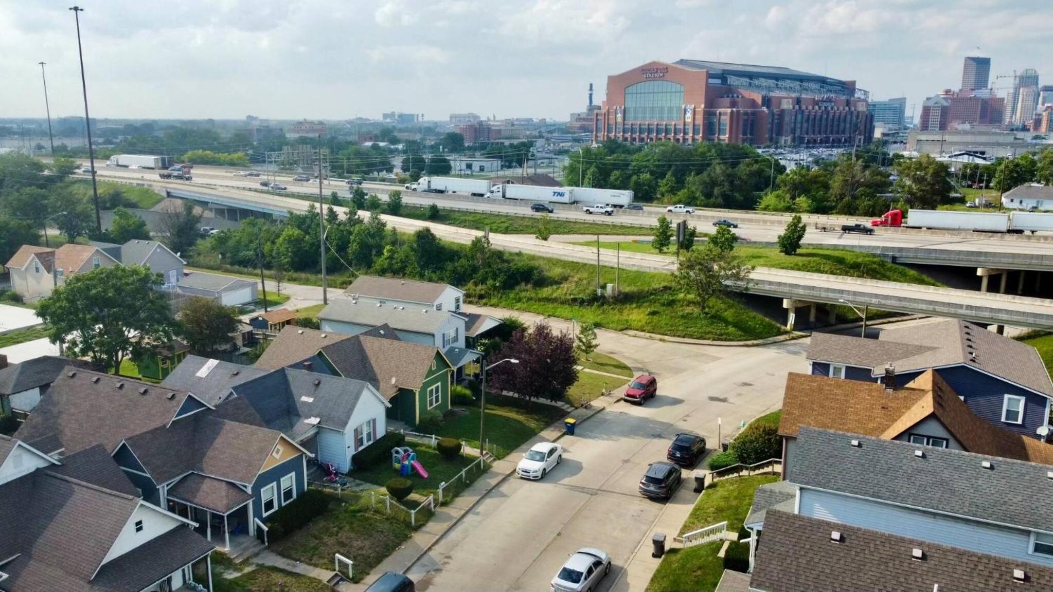 Capitol House - 3 Bed 1 Full and 1 Half Bath, Pet Friendly with Hot Tub walk to Lucas Oil Stadium