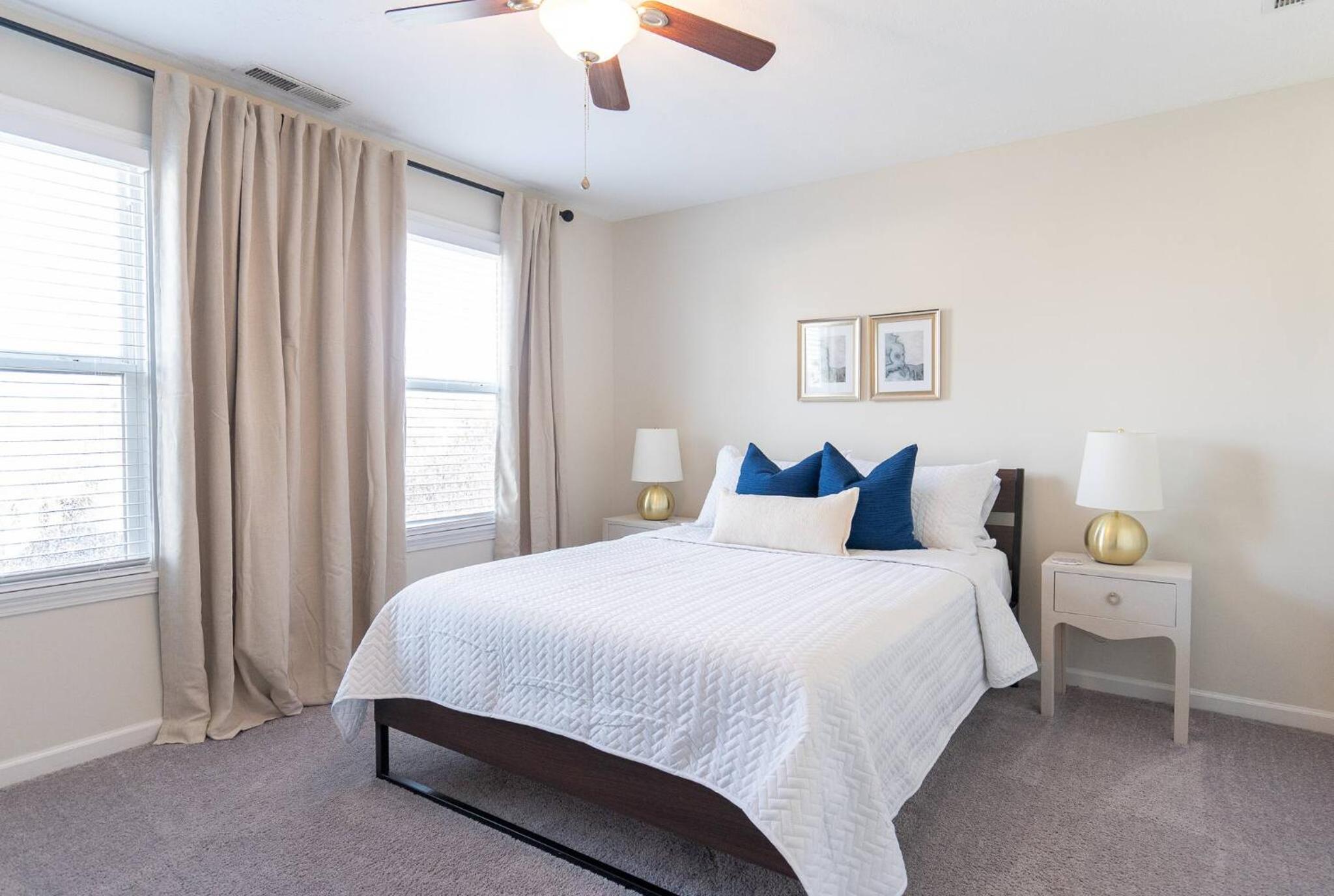 Capitol House - 3 Bed 1 Full and 1 Half Bath, Pet Friendly with Hot Tub walk to Lucas Oil Stadium