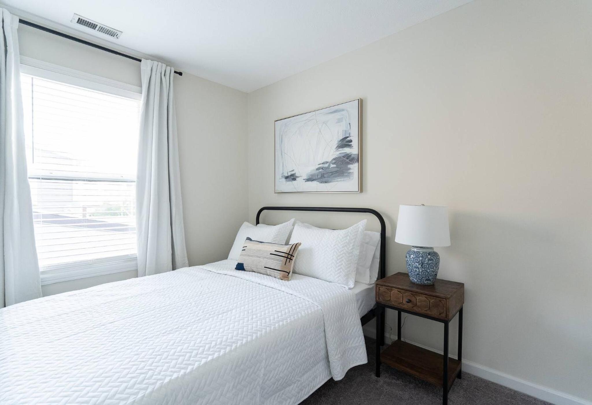 Capitol House - 3 Bed 1 Full and 1 Half Bath, Pet Friendly with Hot Tub walk to Lucas Oil Stadium