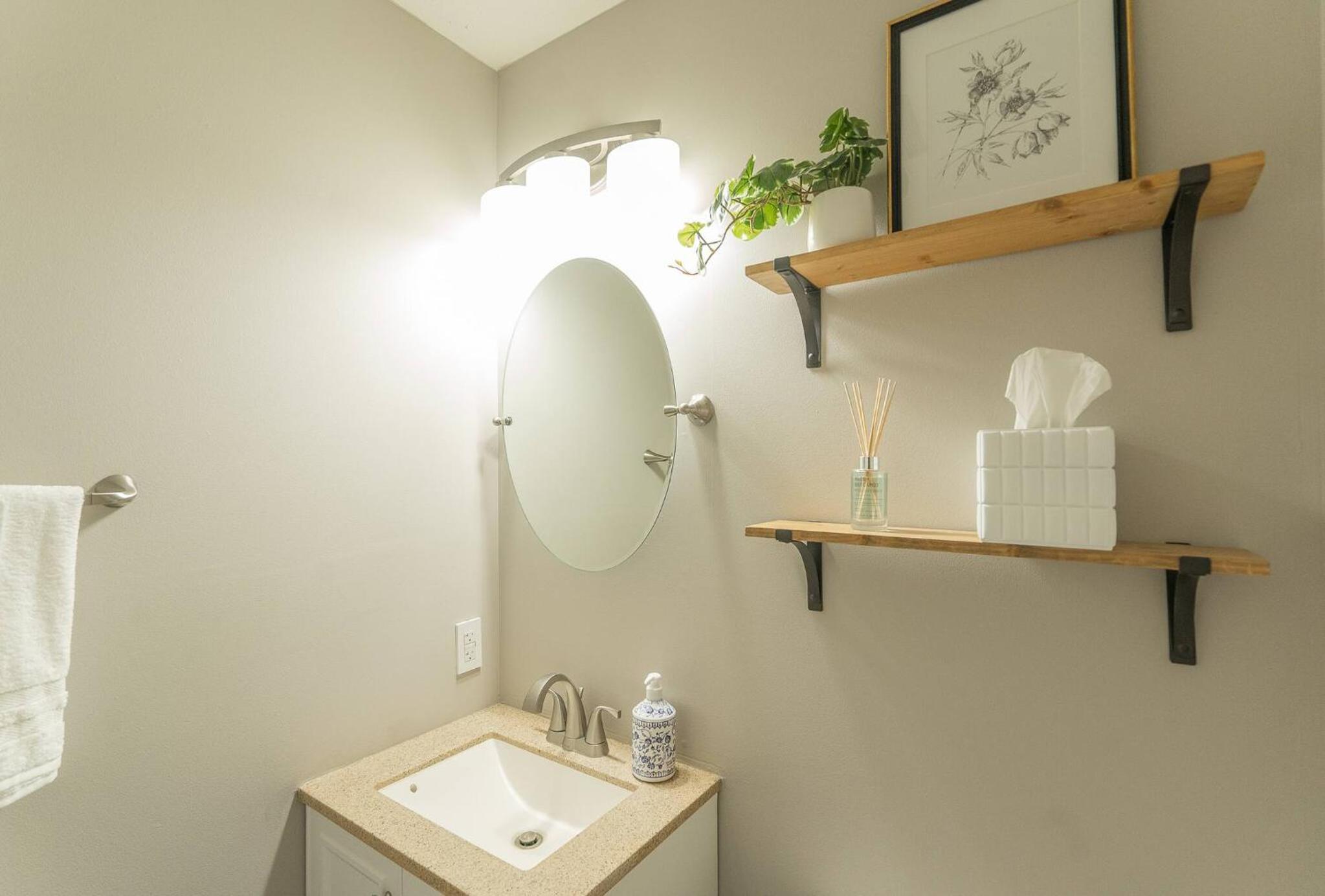 Capitol House - 3 Bed 1 Full and 1 Half Bath, Pet Friendly with Hot Tub walk to Lucas Oil Stadium