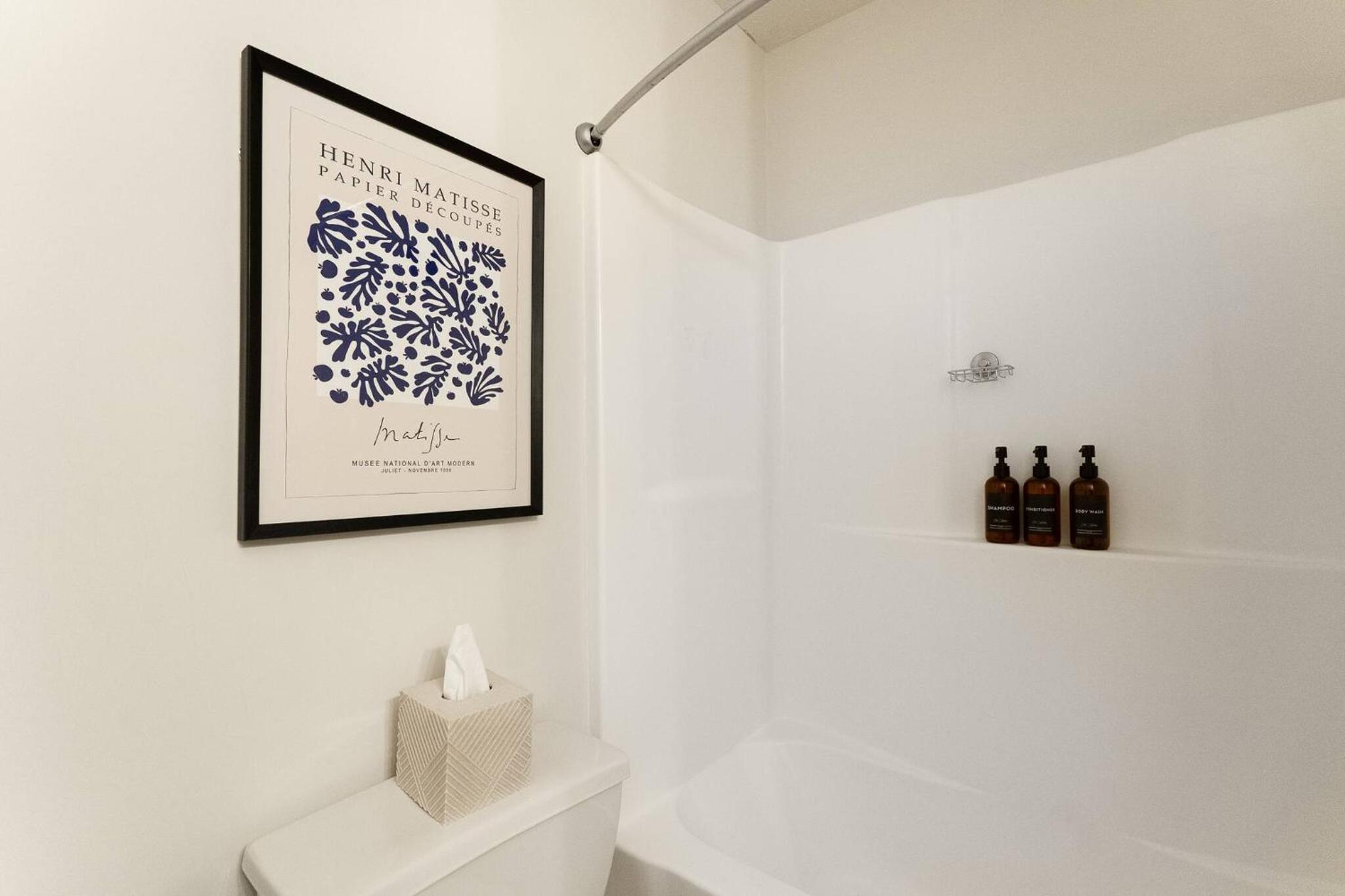 Capitol House - 3 Bed 1 Full and 1 Half Bath, Pet Friendly with Hot Tub walk to Lucas Oil Stadium