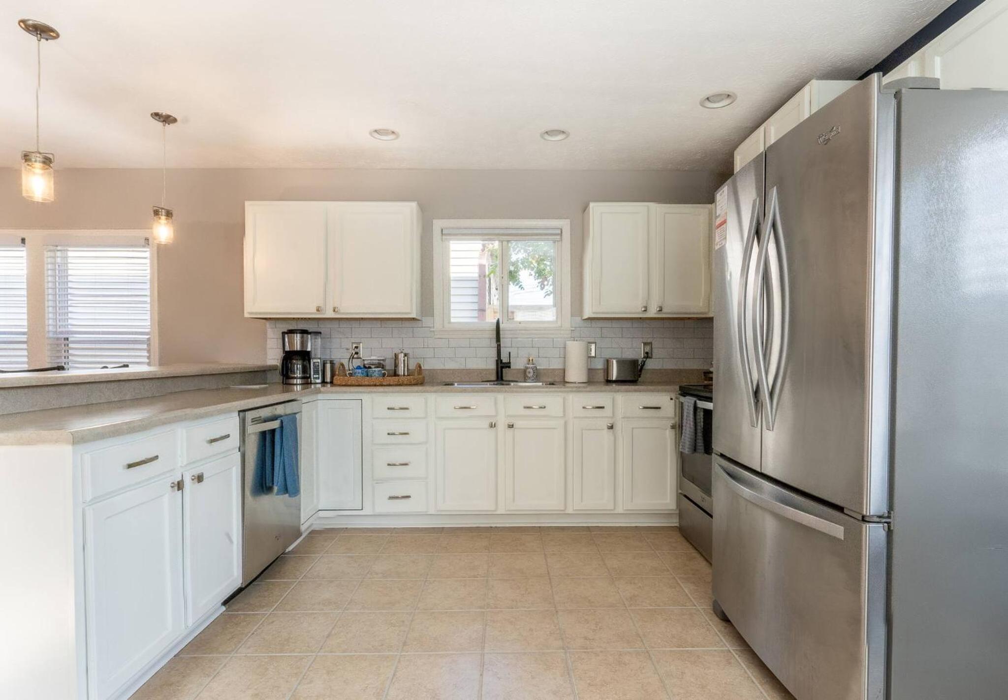 Capitol House - 3 Bed 1 Full and 1 Half Bath, Pet Friendly with Hot Tub walk to Lucas Oil Stadium