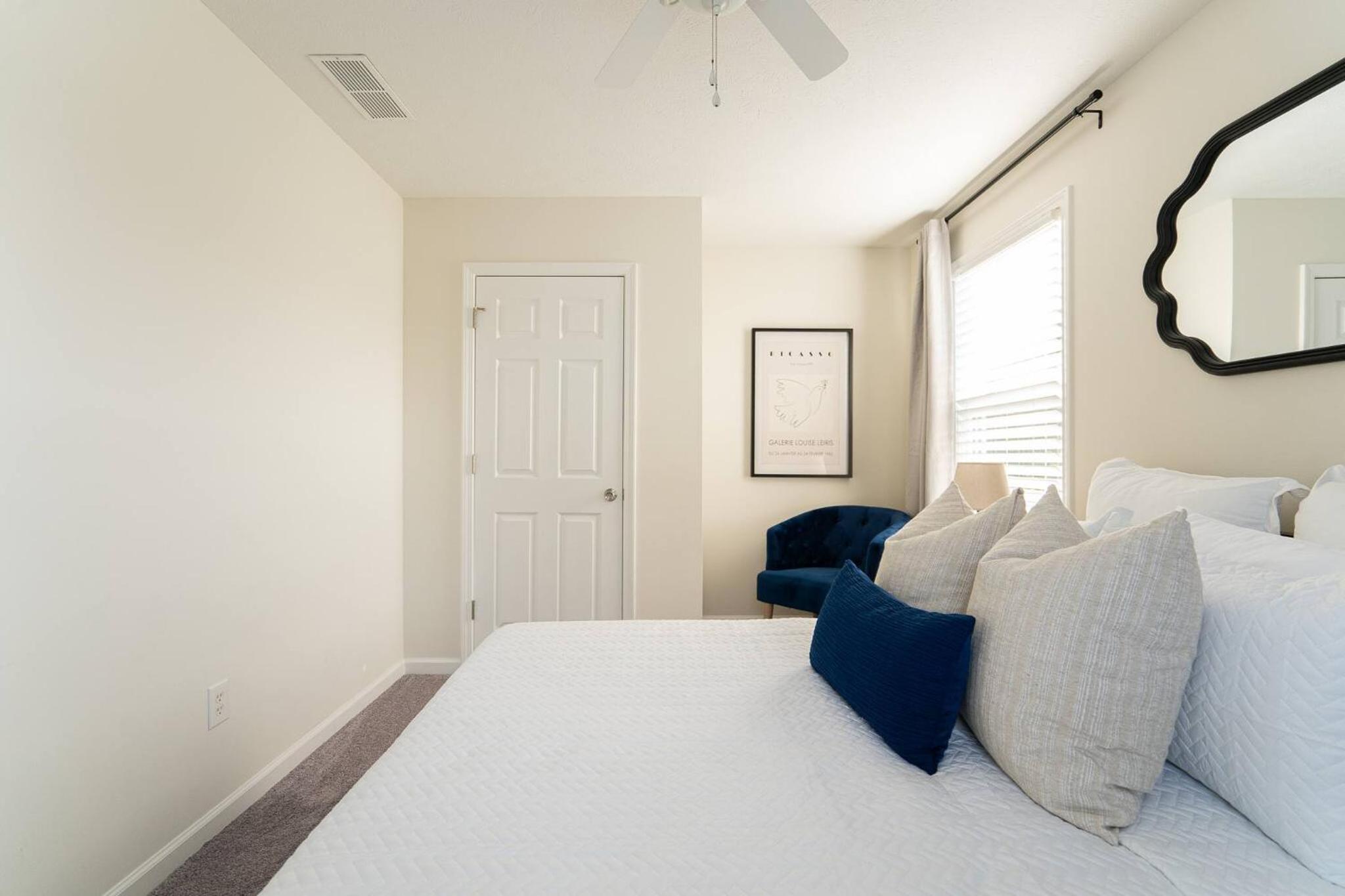 Capitol House - 3 Bed 1 Full and 1 Half Bath, Pet Friendly with Hot Tub walk to Lucas Oil Stadium