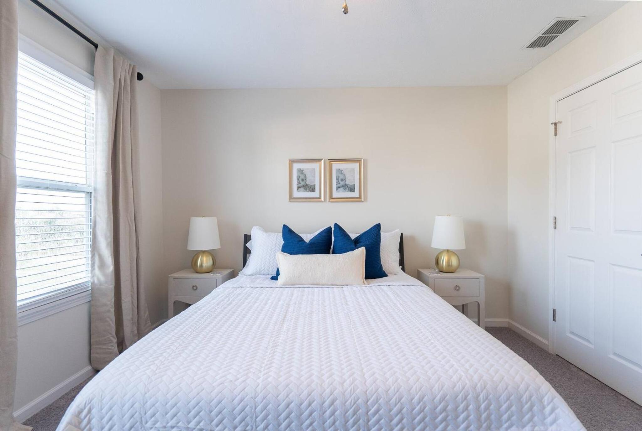 Capitol House - 3 Bed 1 Full and 1 Half Bath, Pet Friendly with Hot Tub walk to Lucas Oil Stadium
