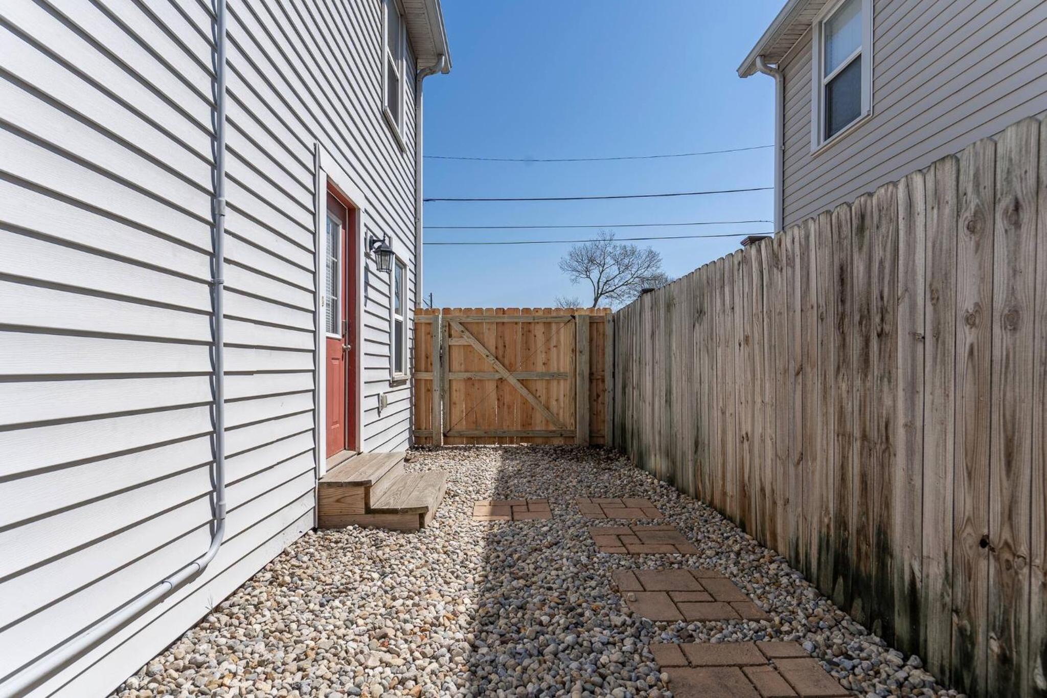 Capitol House - 3 Bed 1 Full and 1 Half Bath, Pet Friendly with Hot Tub walk to Lucas Oil Stadium