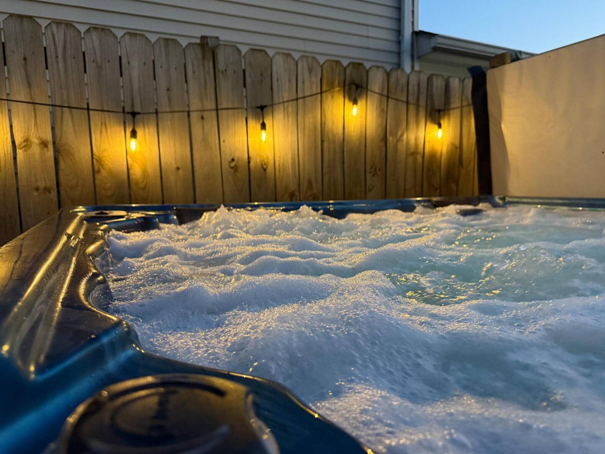 Capitol House - 3 Bed 1 Full and 1 Half Bath, Pet Friendly with Hot Tub walk to Lucas Oil Stadium