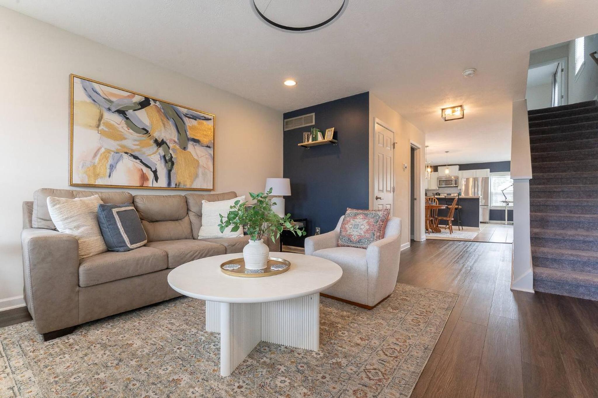 Capitol House - 3 Bed 1 Full and 1 Half Bath, Pet Friendly with Hot Tub walk to Lucas Oil Stadium