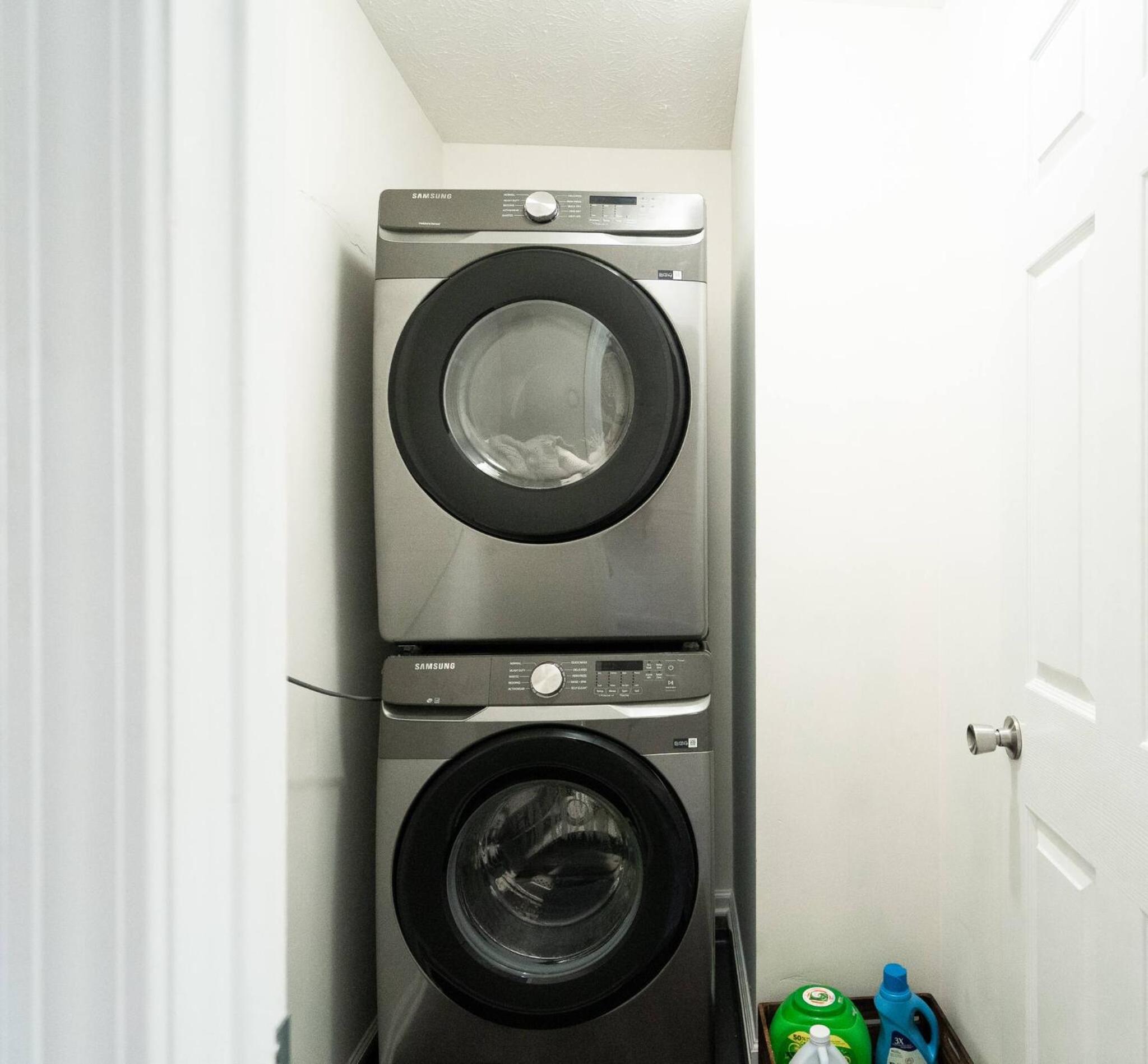 Capitol House - 3 Bed 1 Full and 1 Half Bath, Pet Friendly with Hot Tub walk to Lucas Oil Stadium