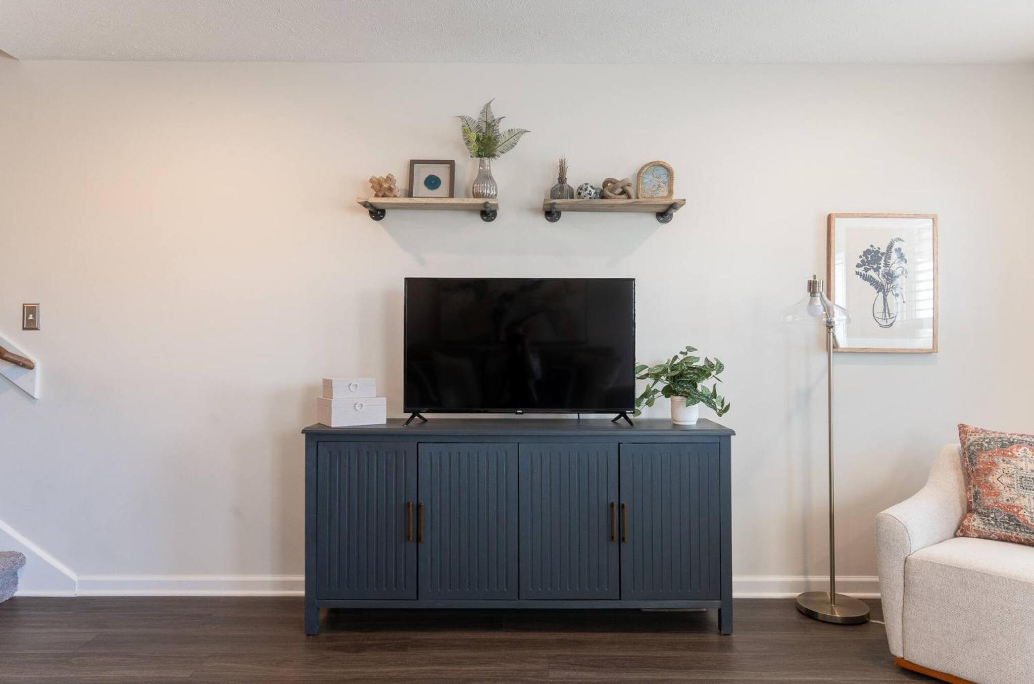 Capitol House - 3 Bed 1 Full and 1 Half Bath, Pet Friendly with Hot Tub walk to Lucas Oil Stadium