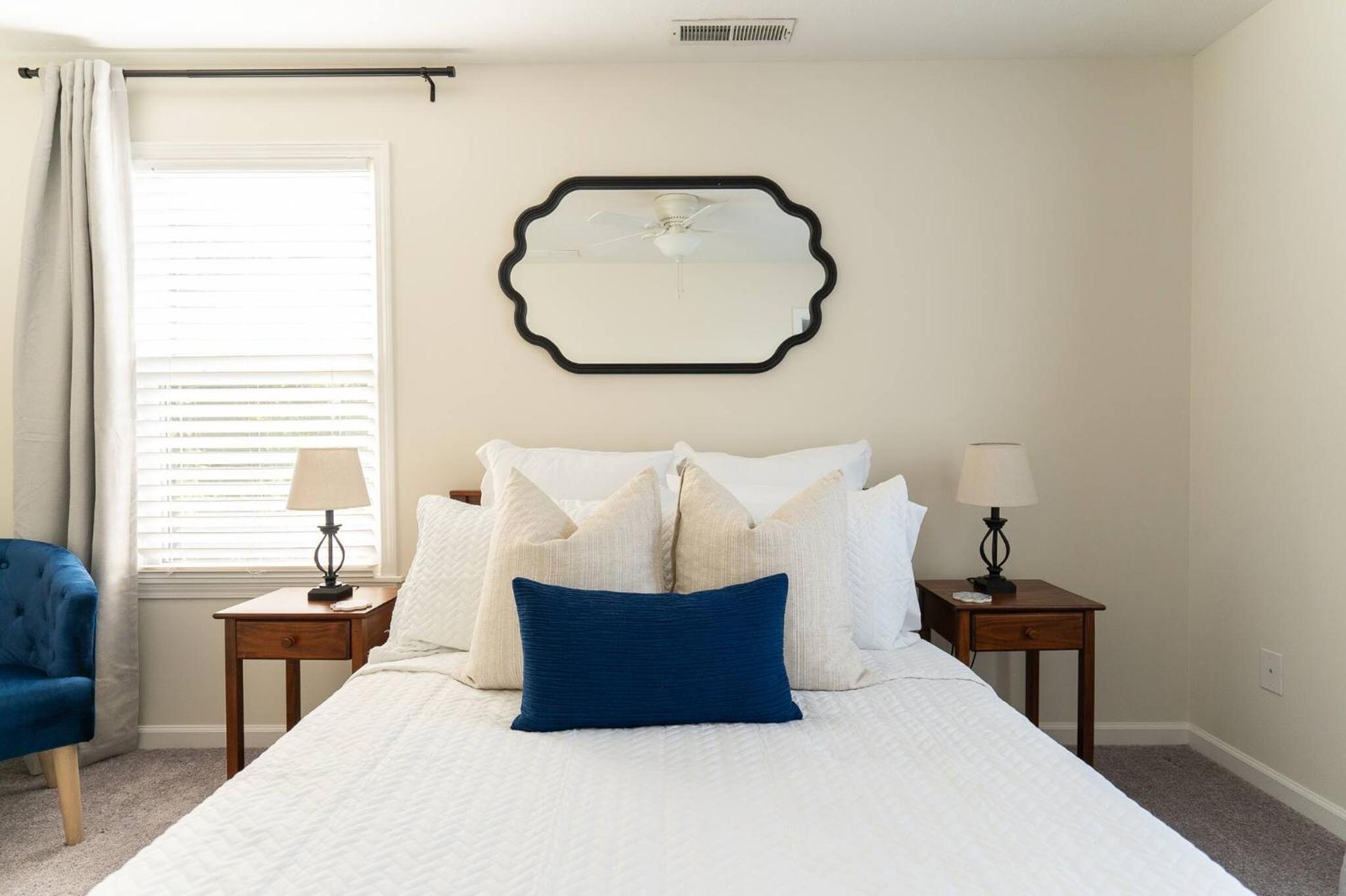 Capitol House - 3 Bed 1 Full and 1 Half Bath, Pet Friendly with Hot Tub walk to Lucas Oil Stadium