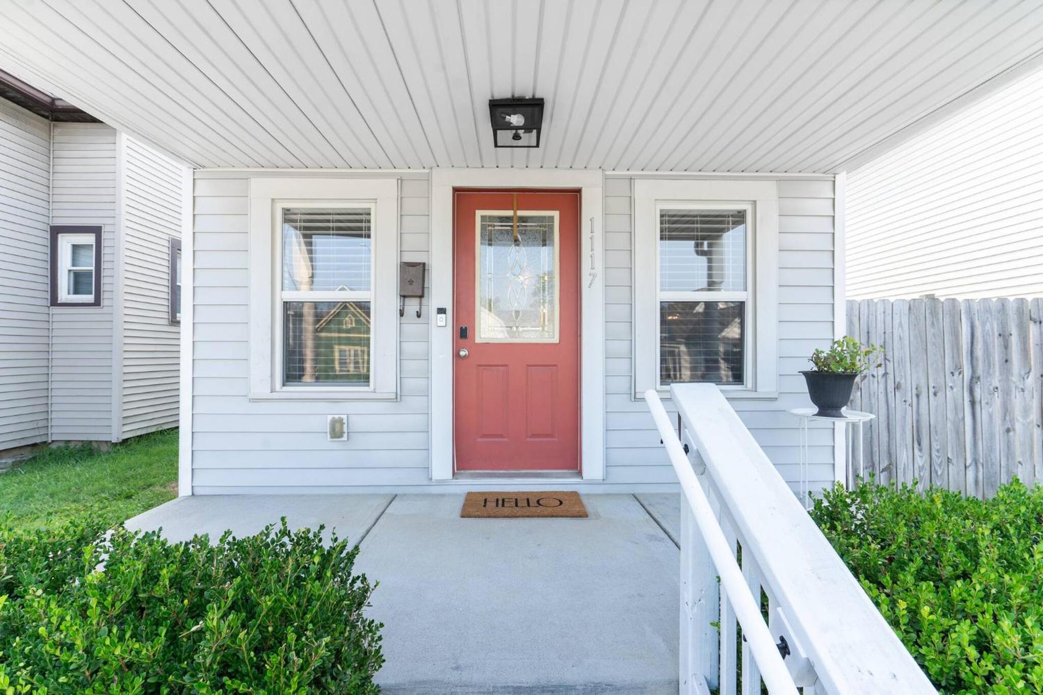 Capitol House - 3 Bed 1 Full and 1 Half Bath, Pet Friendly with Hot Tub walk to Lucas Oil Stadium