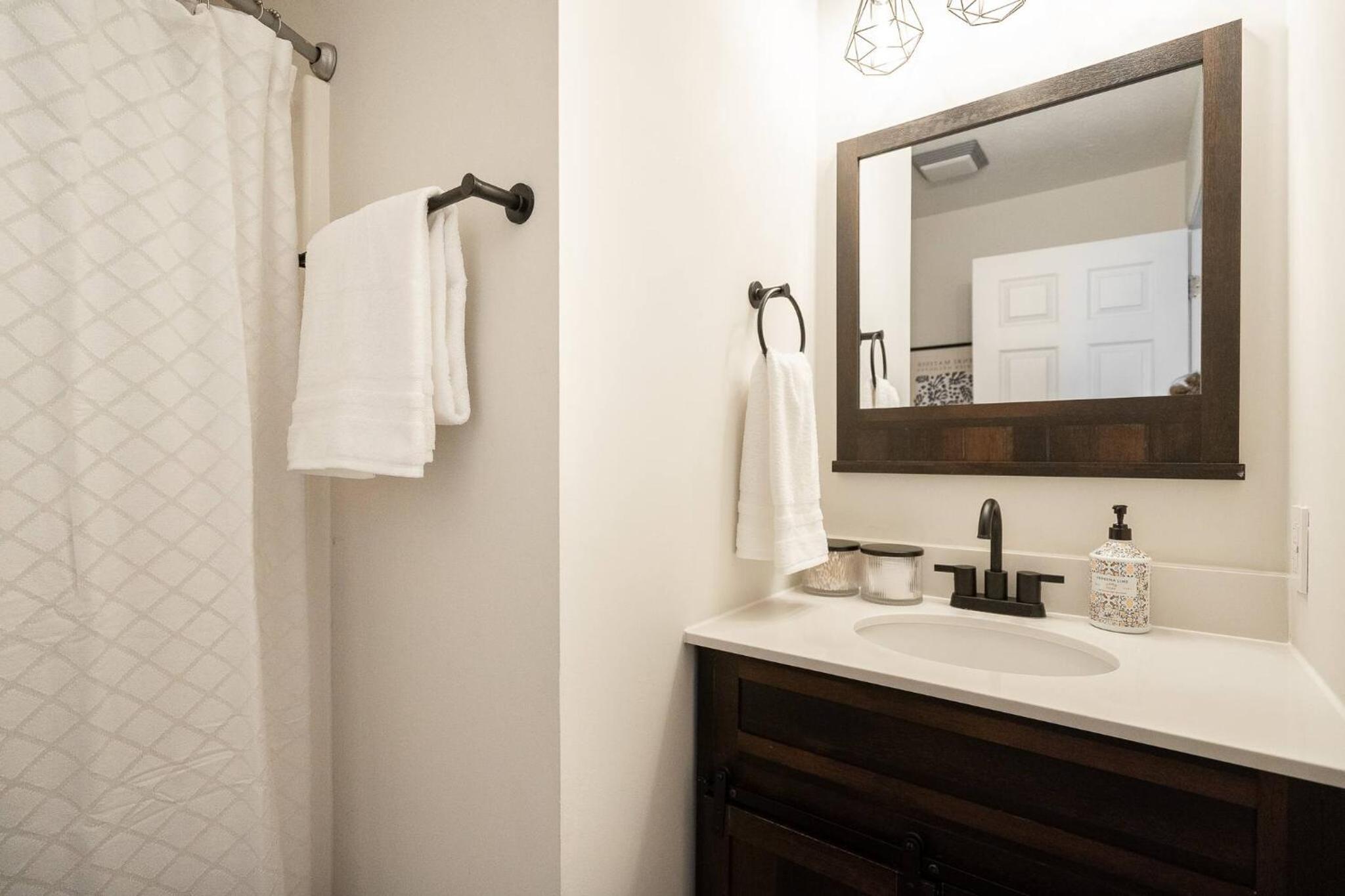 Capitol House - 3 Bed 1 Full and 1 Half Bath, Pet Friendly with Hot Tub walk to Lucas Oil Stadium
