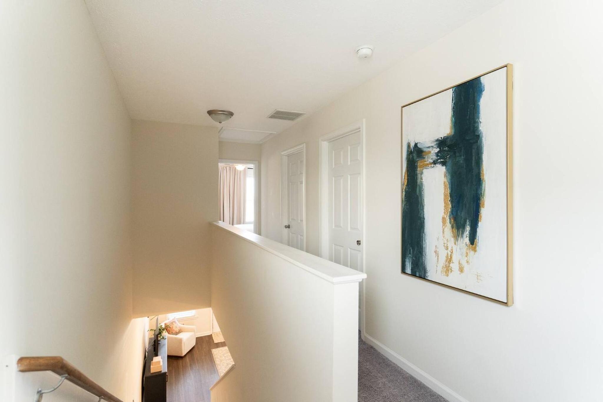 Capitol House - 3 Bed 1 Full and 1 Half Bath, Pet Friendly with Hot Tub walk to Lucas Oil Stadium