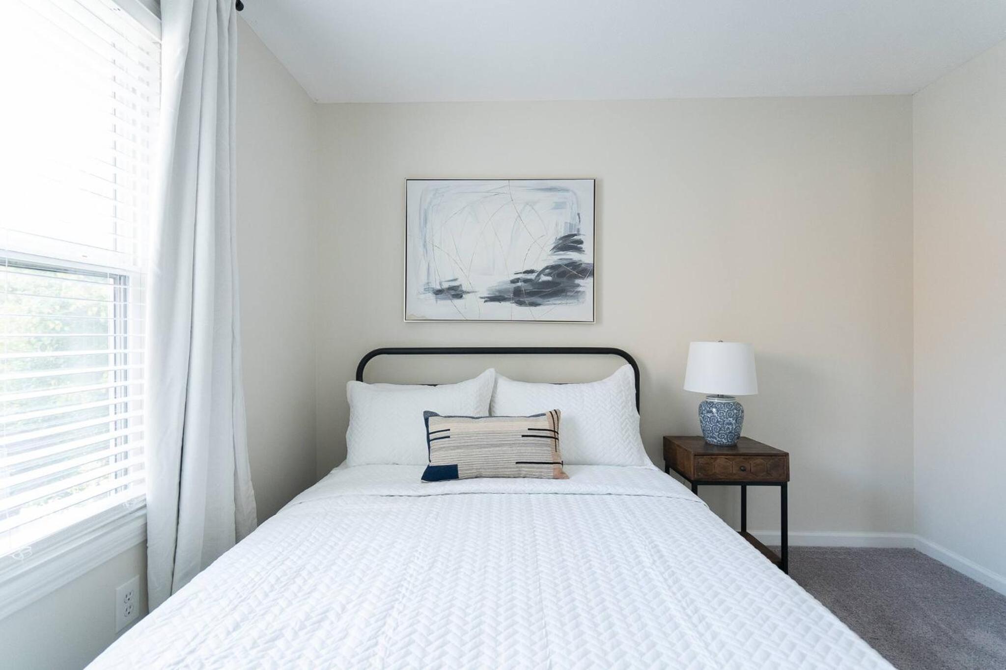 Capitol House - 3 Bed 1 Full and 1 Half Bath, Pet Friendly with Hot Tub walk to Lucas Oil Stadium